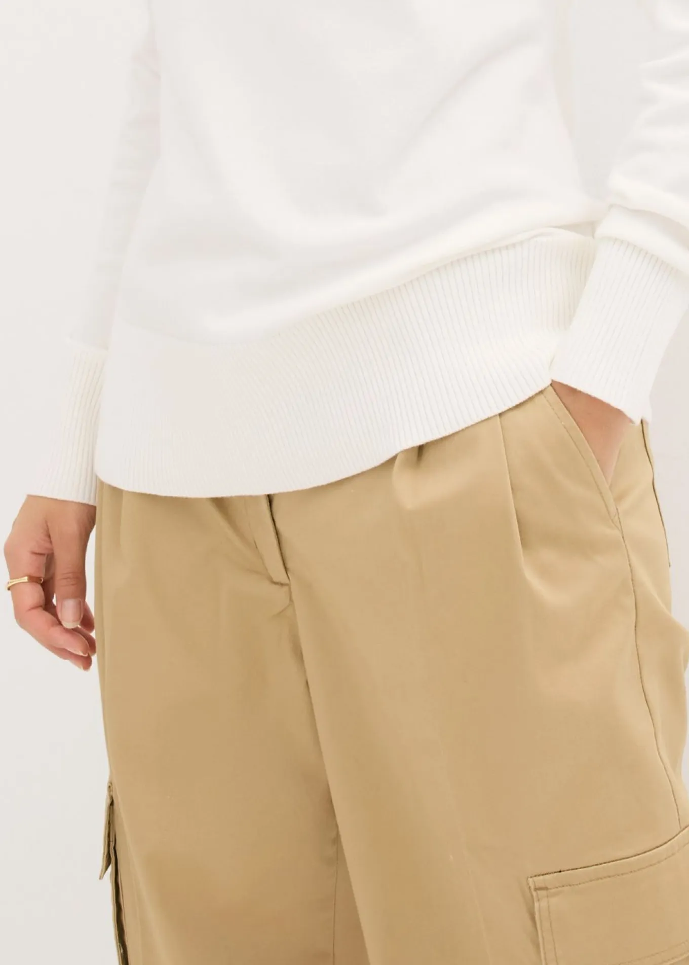 Jersey básico de punto fino con cuello alto y algodón reciclado