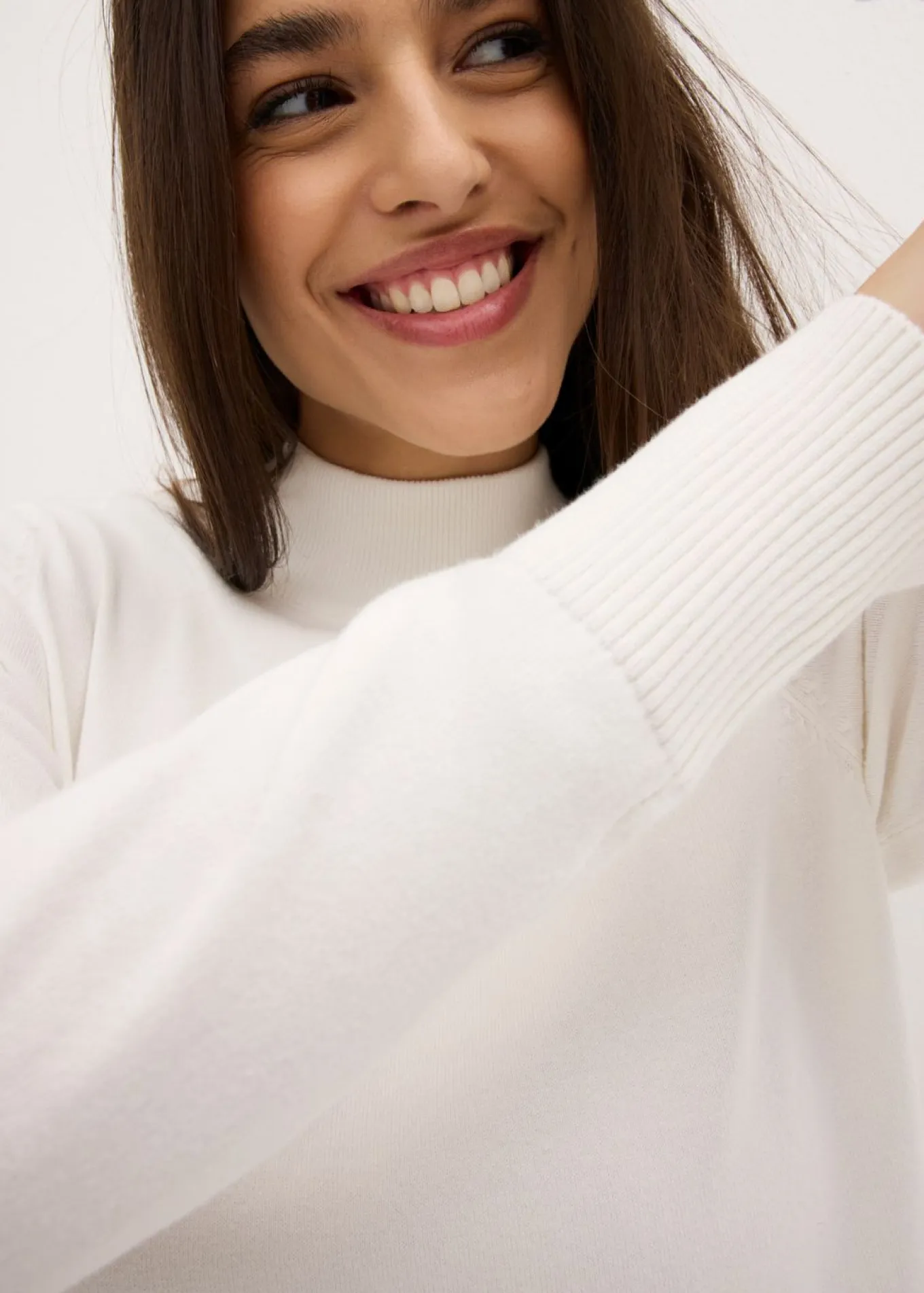 Jersey básico de punto fino con cuello alto y algodón reciclado