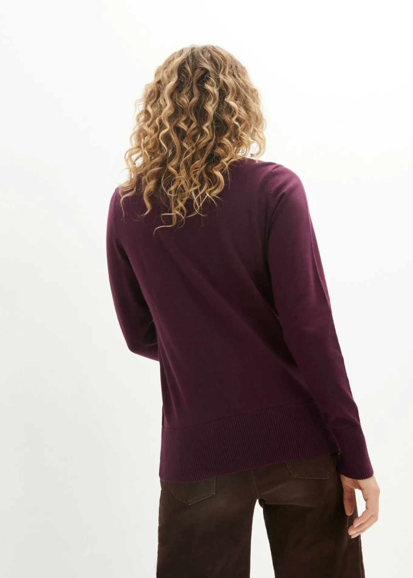 Jersey básico de punto fino con cuello alto y algodón reciclado