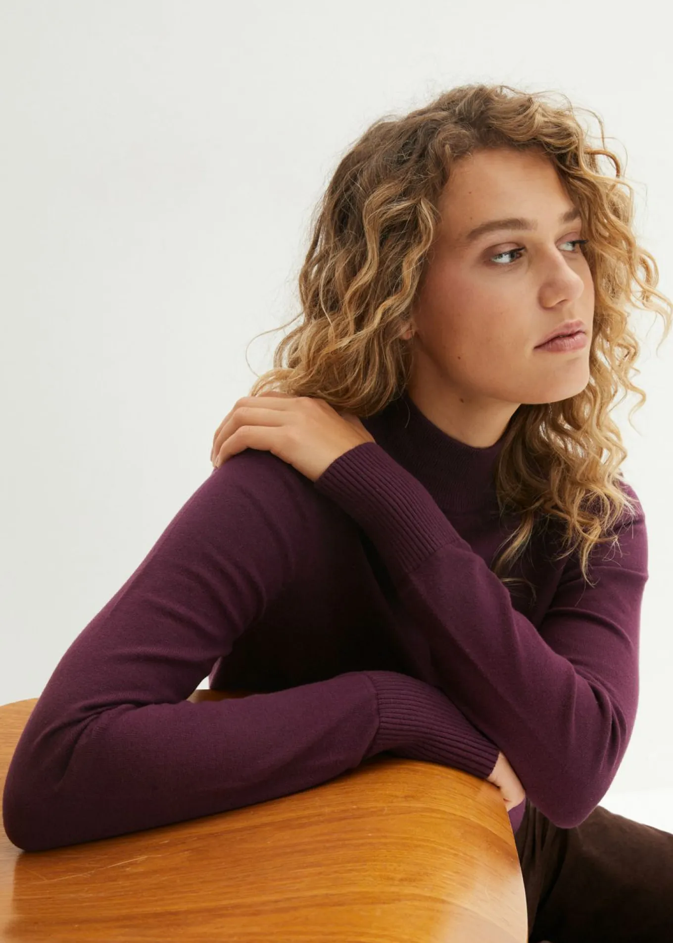 Jersey básico de punto fino con cuello alto y algodón reciclado