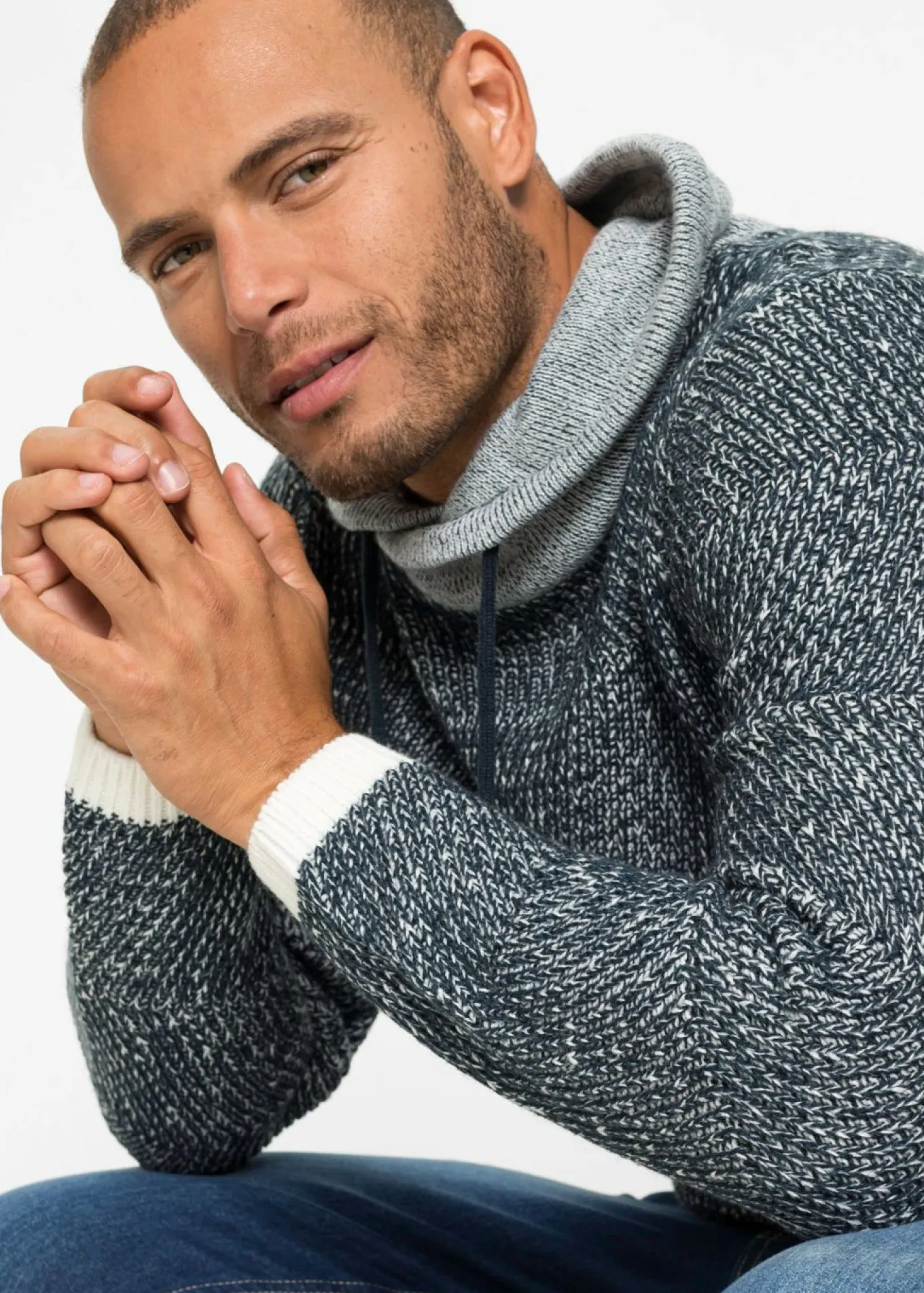 Jersey con cuello tipo chal y detalles en contraste
