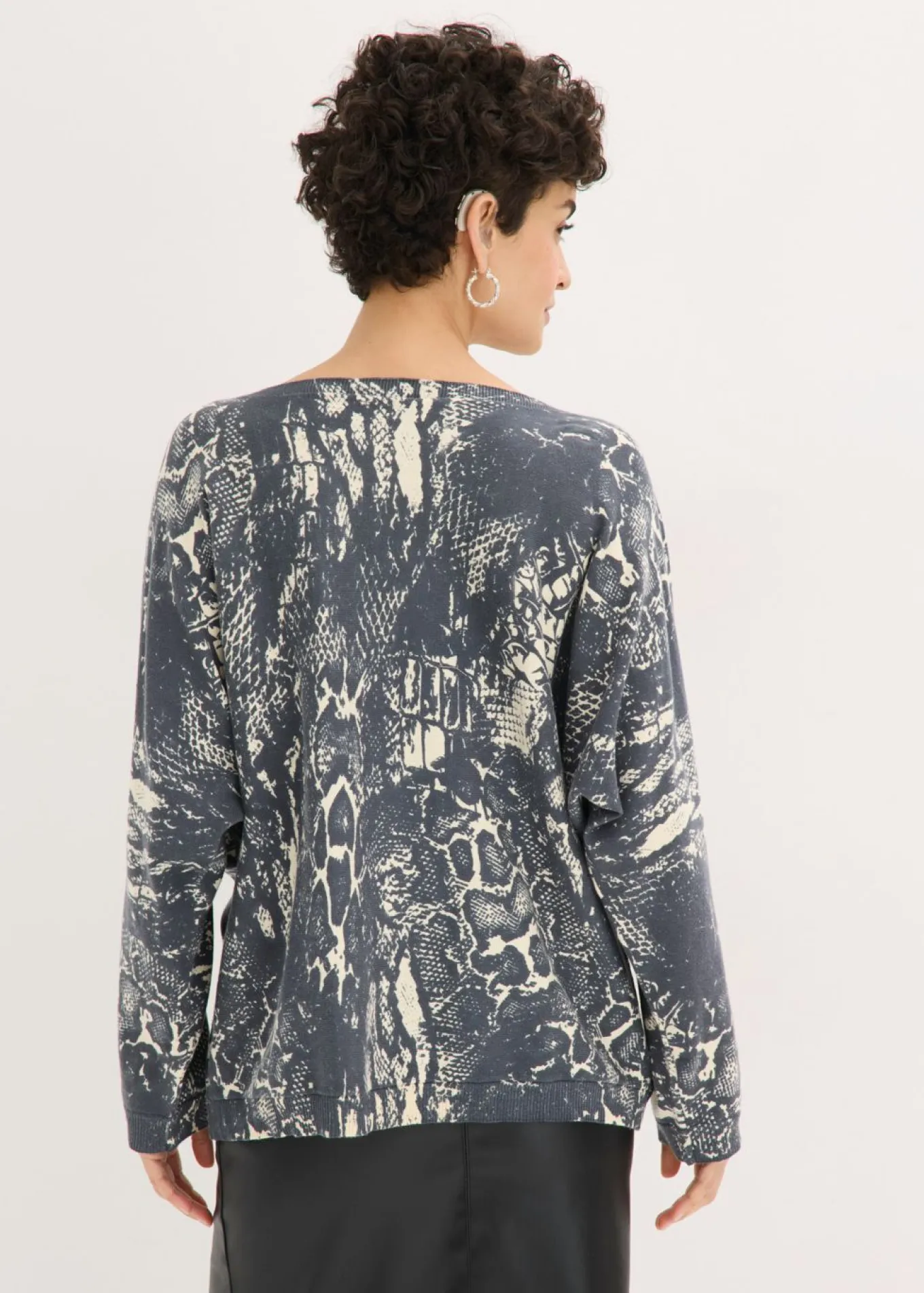 Jersey con mangas tipo murciélago y estampado de serpiente
