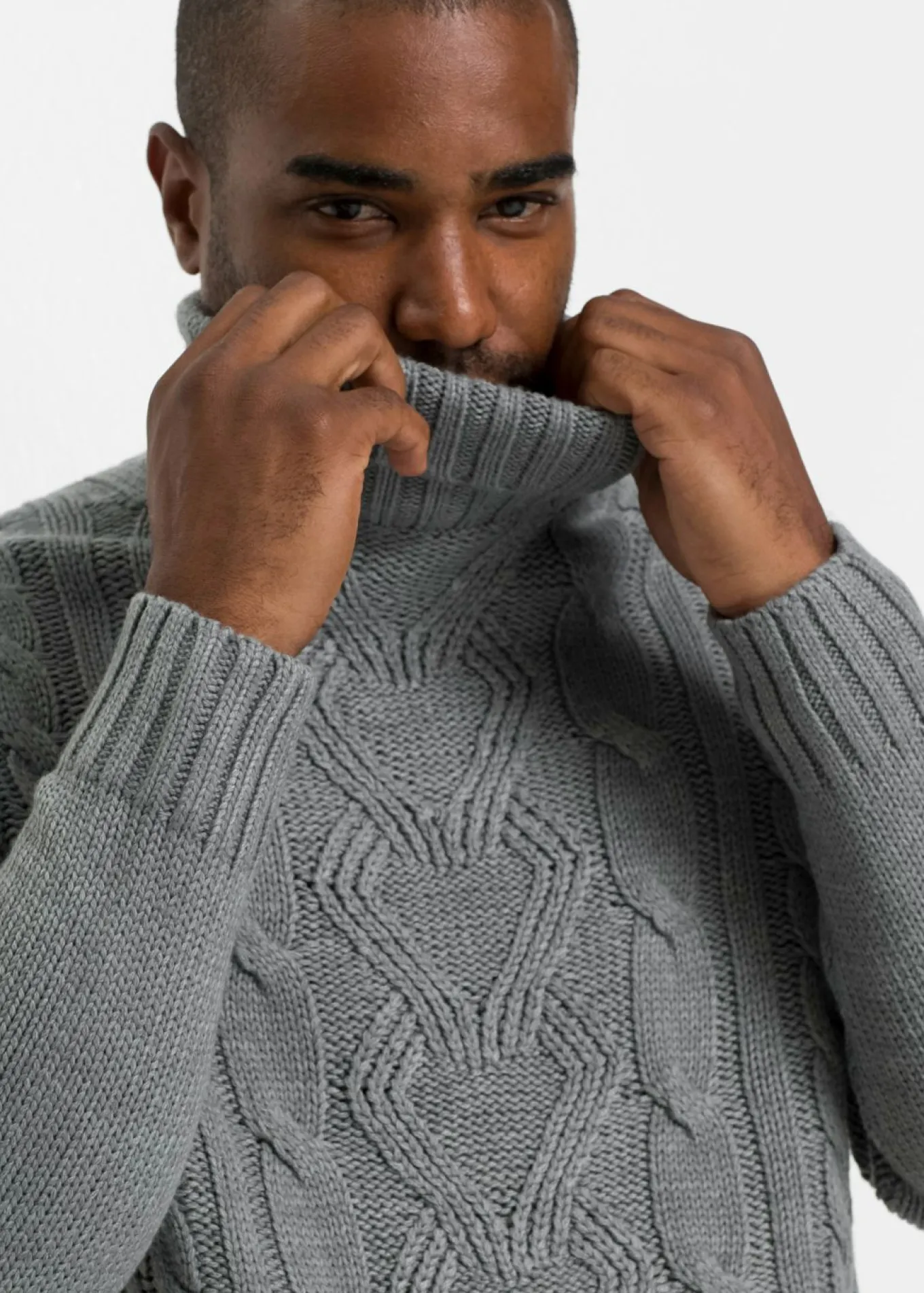 Jersey de cuello vuelto con patrón trenzado