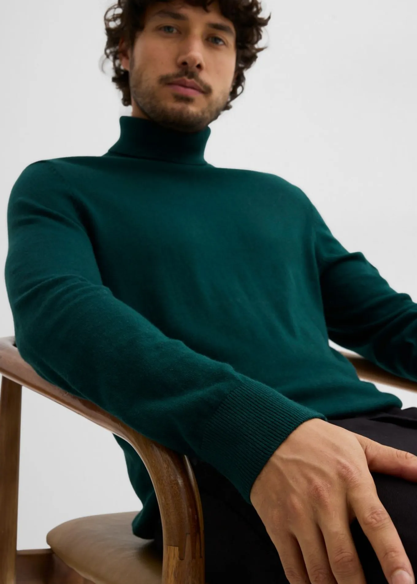 Jersey de punto fino con lana merina de calidad con cuello vuelto y corte ajustado