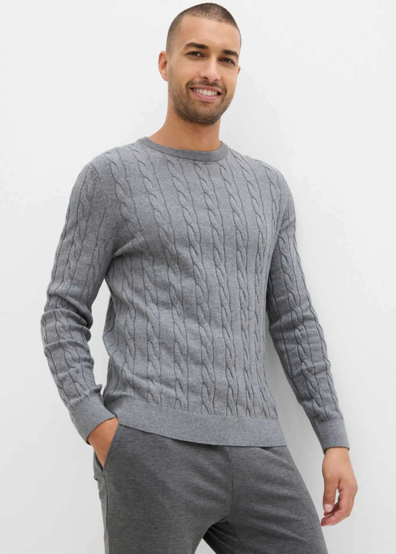 Jersey de punto fino con patrón trenzado de suave mezcla de algodón, slim fit