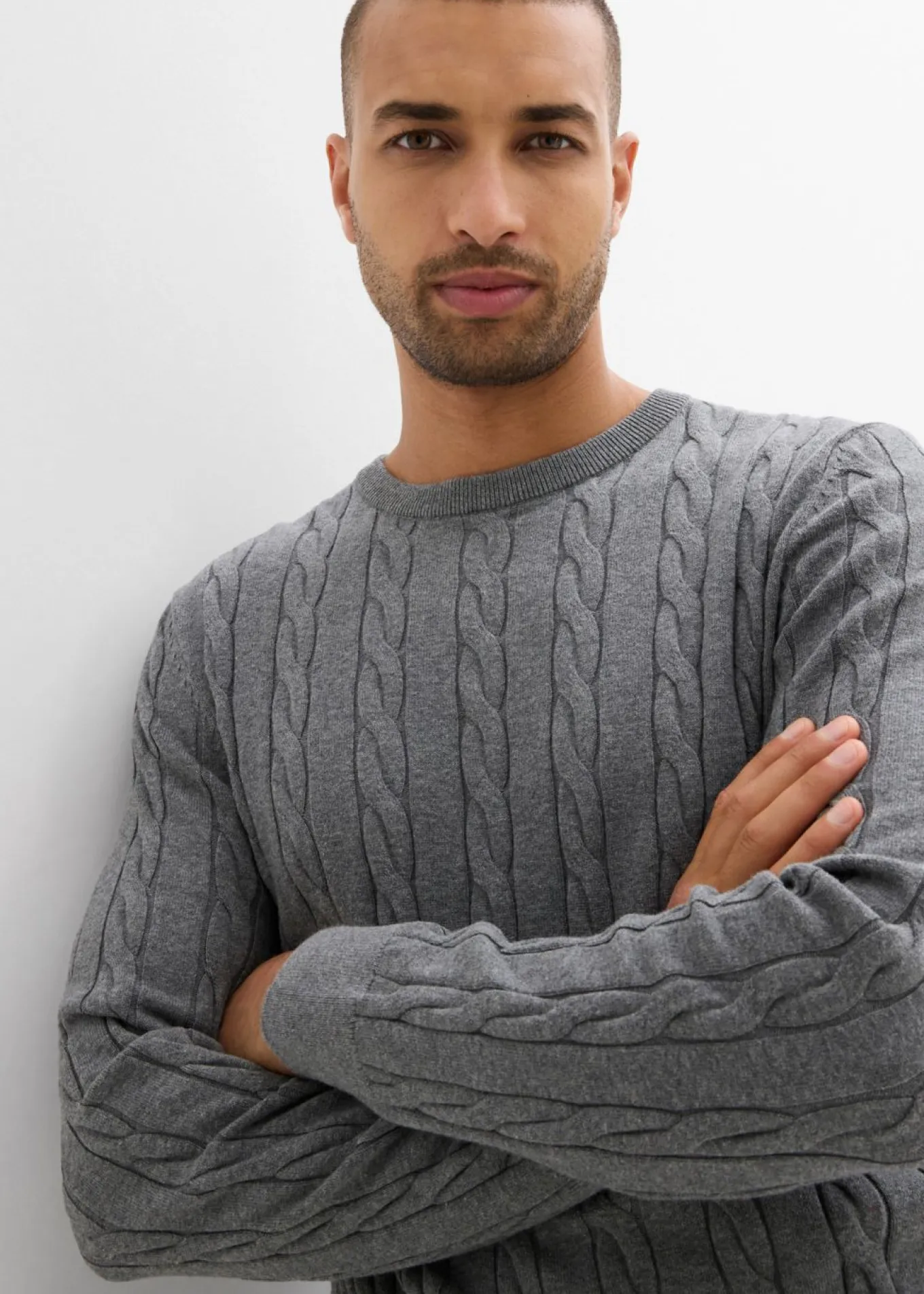 Jersey de punto fino con patrón trenzado de suave mezcla de algodón, slim fit