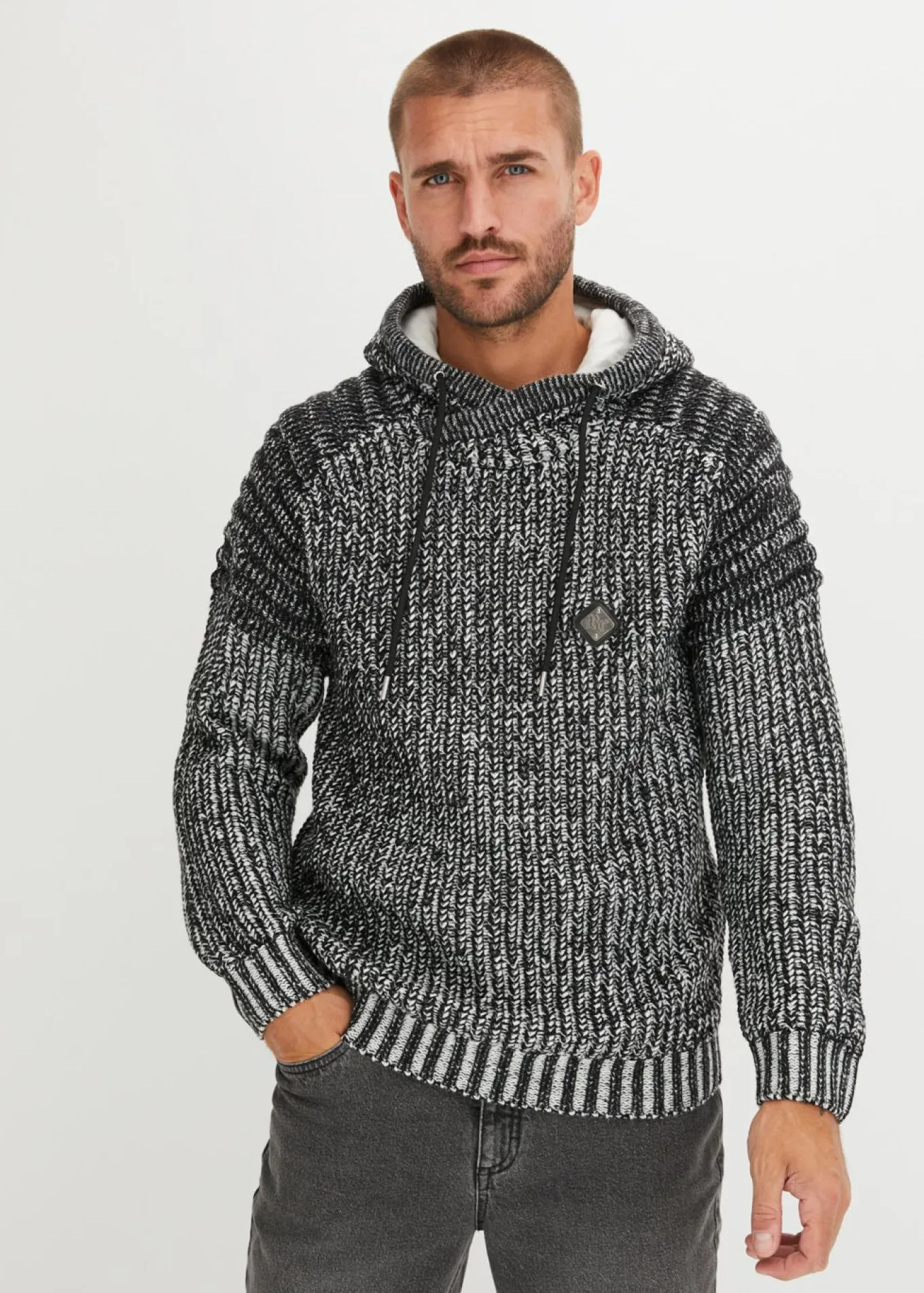 Jersey de punto grueso con capucha y detalles moteros
