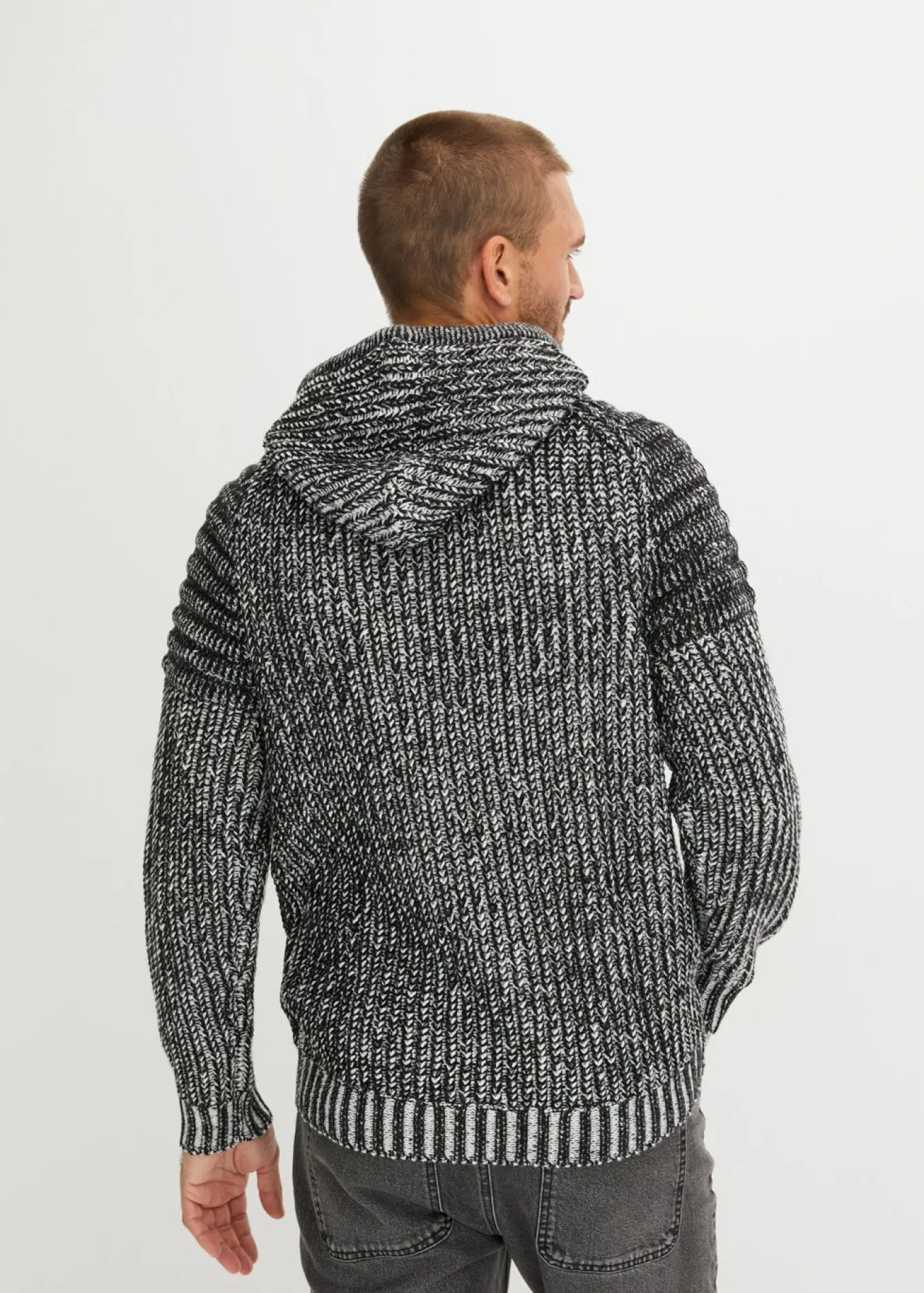 Jersey de punto grueso con capucha y detalles moteros