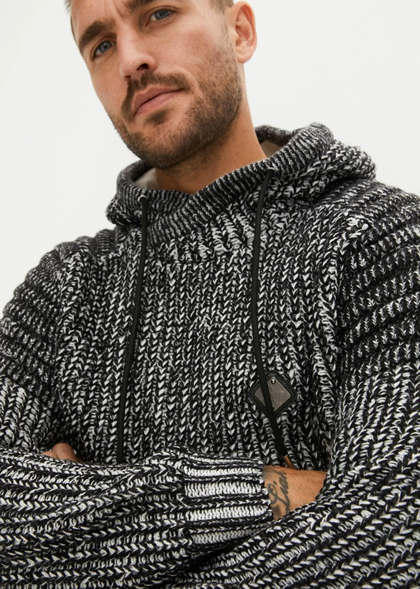 Jersey de punto grueso con capucha y detalles moteros
