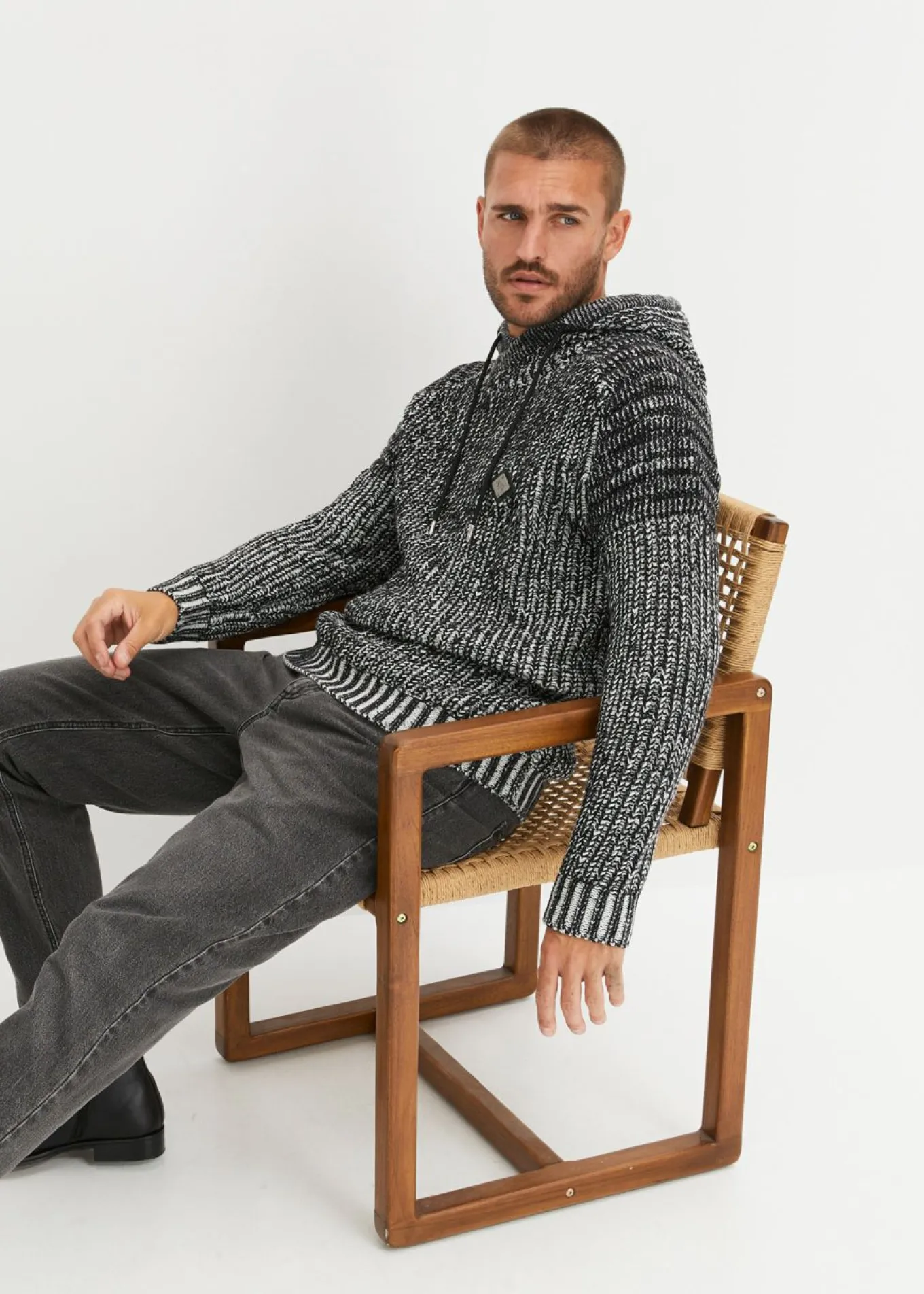 Jersey de punto grueso con capucha y detalles moteros