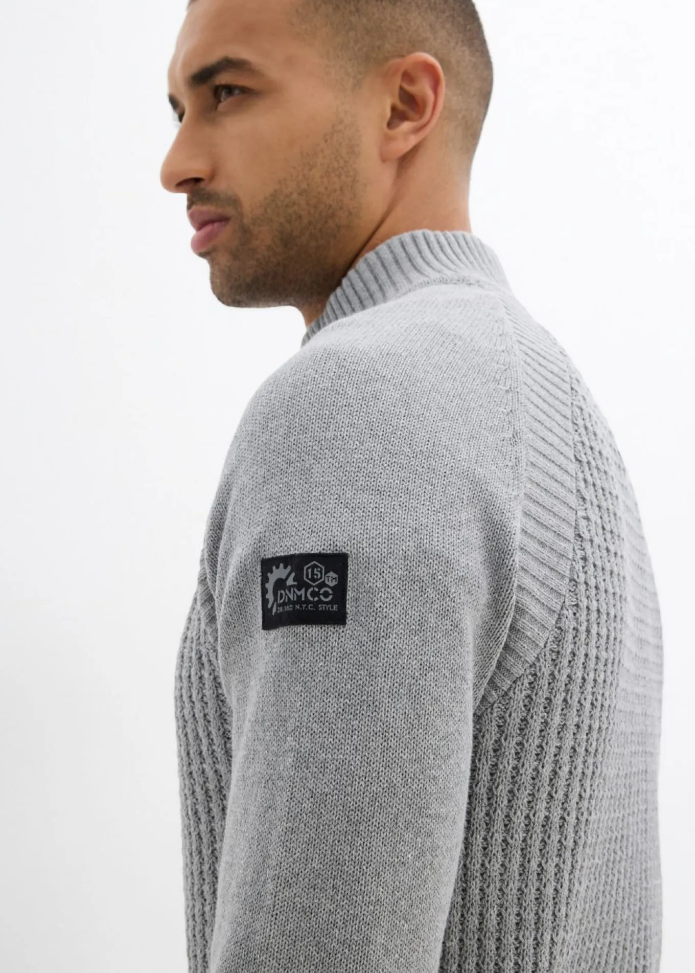 Jersey estructurado de algodón reciclado con cuello alto