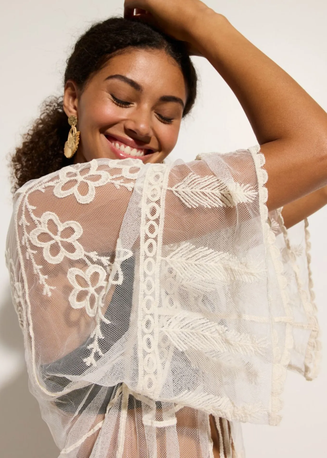 Kimono de playa transparente con encaje