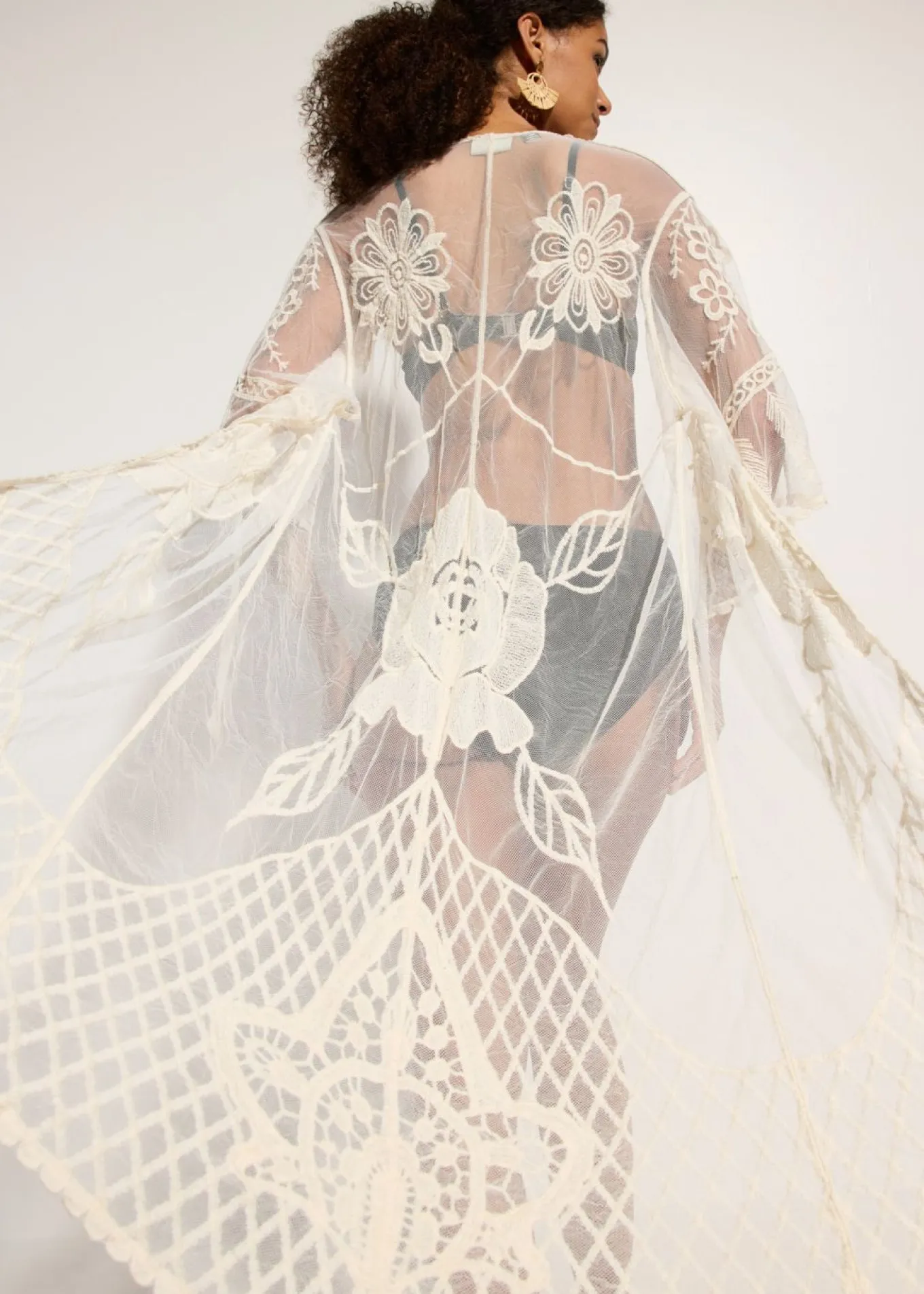 Kimono de playa transparente con encaje