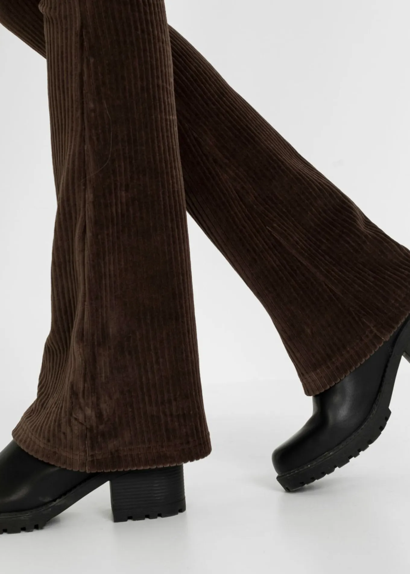 Leggings acampanados con aspecto de pana