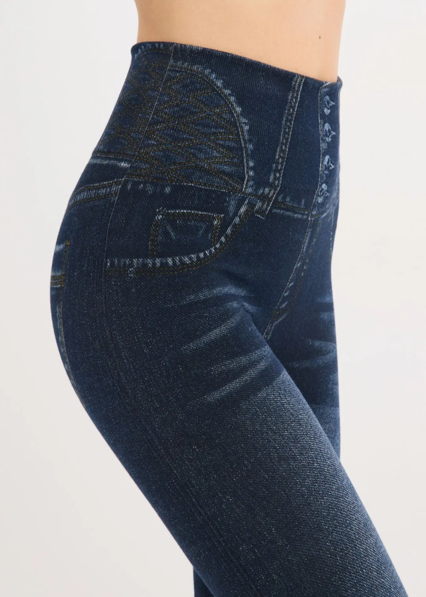 Leggings tipo medias, moldeadores, en look vaquero