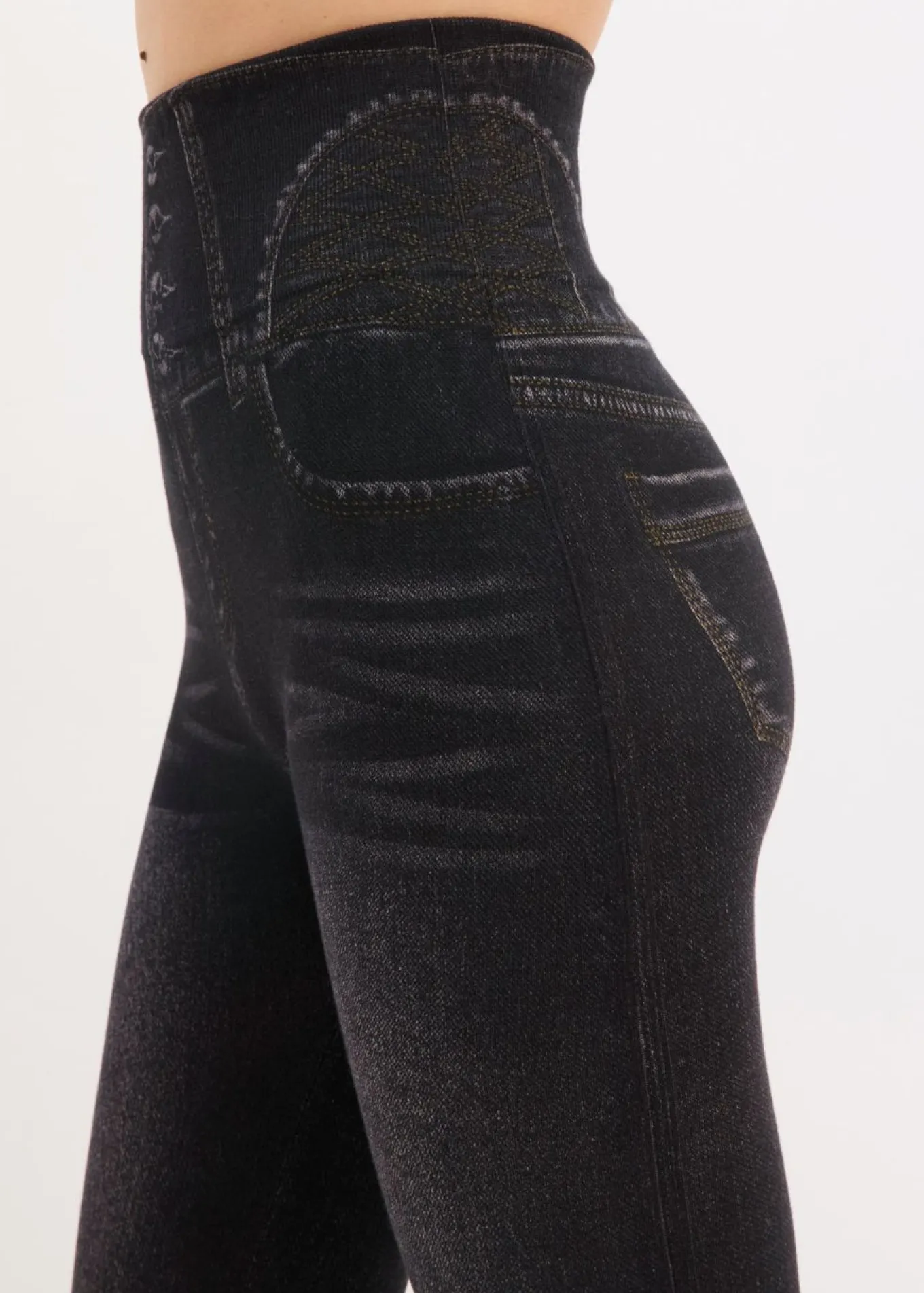 Leggings tipo medias, moldeadores, en look vaquero
