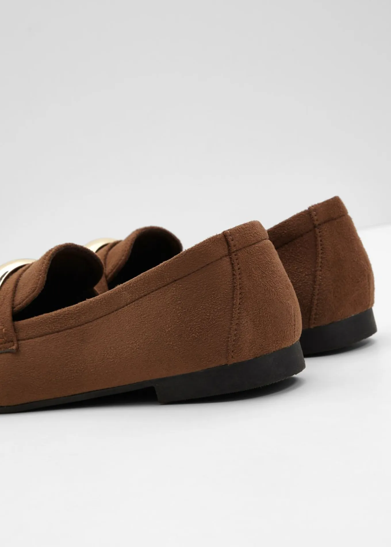 Mocasines con detalles metalizados