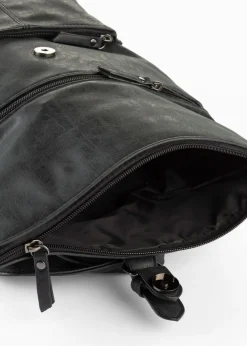 Mochila con bolsillo exterior y detalle de hebilla