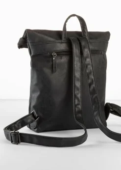 Mochila con bolsillo exterior y detalle de hebilla