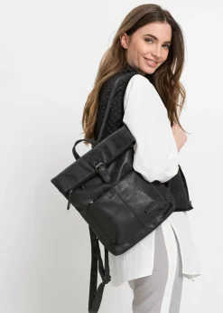 Mochila con bolsillo exterior y detalle de hebilla