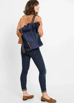 Mochila con detalles en contraste