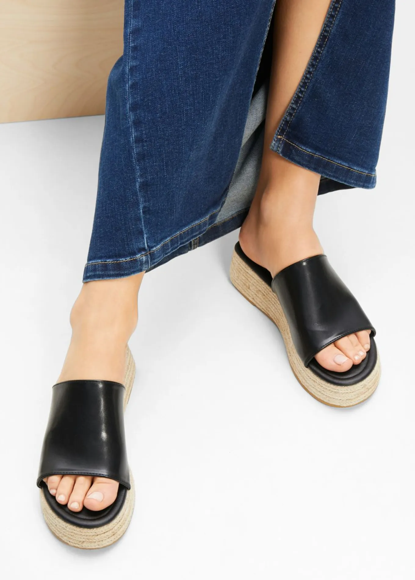 Mules de plataforma con aspecto de rafia