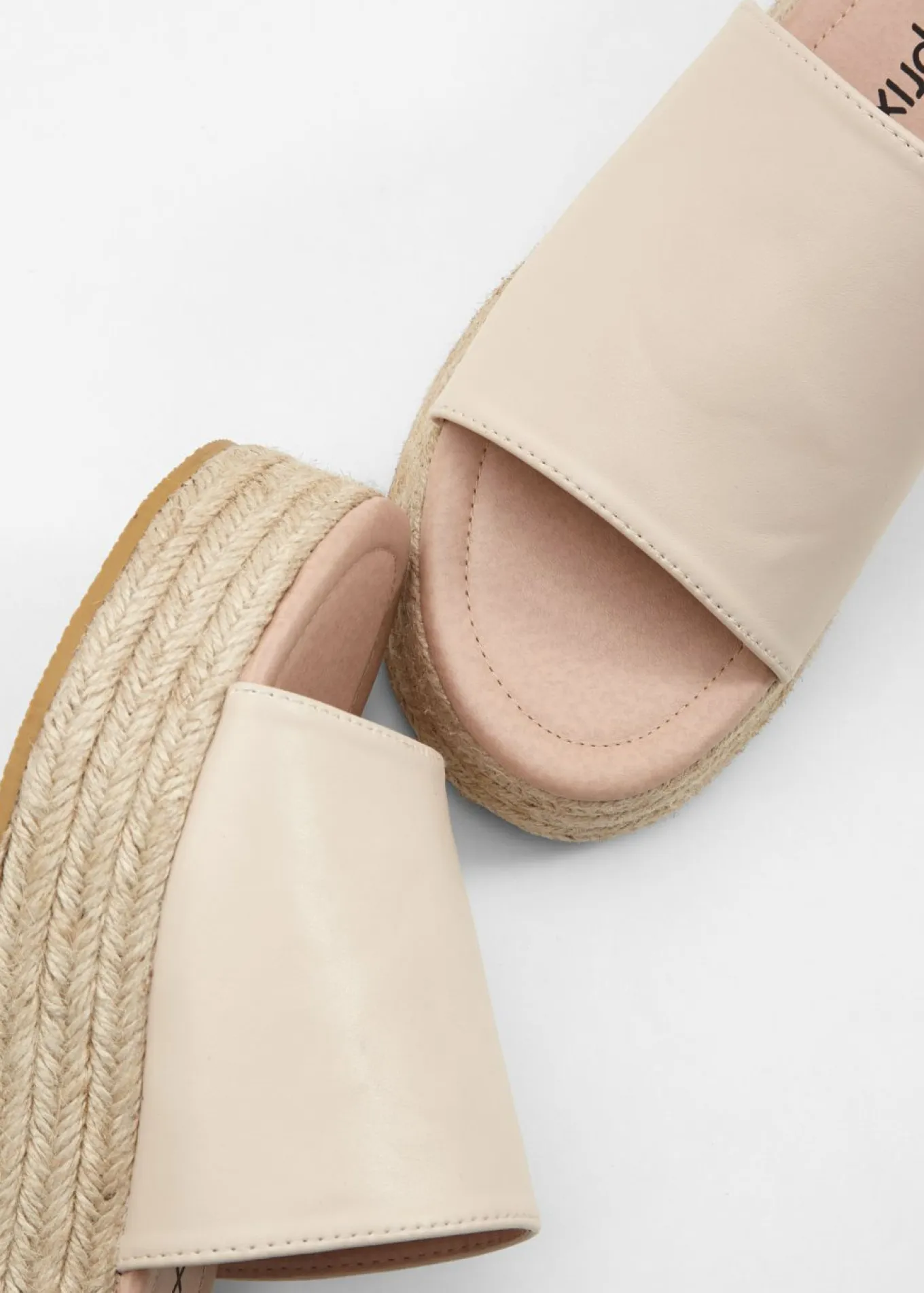 Mules de plataforma con aspecto de rafia