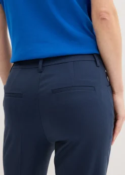 Pantalón 7/8 acampanado con botón decorativo