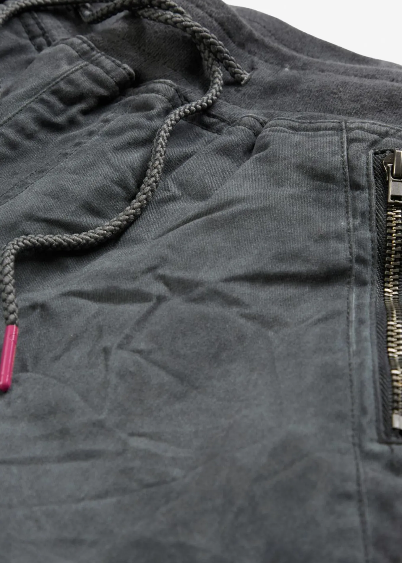 Pantalón 3/4 con cordón en contraste
