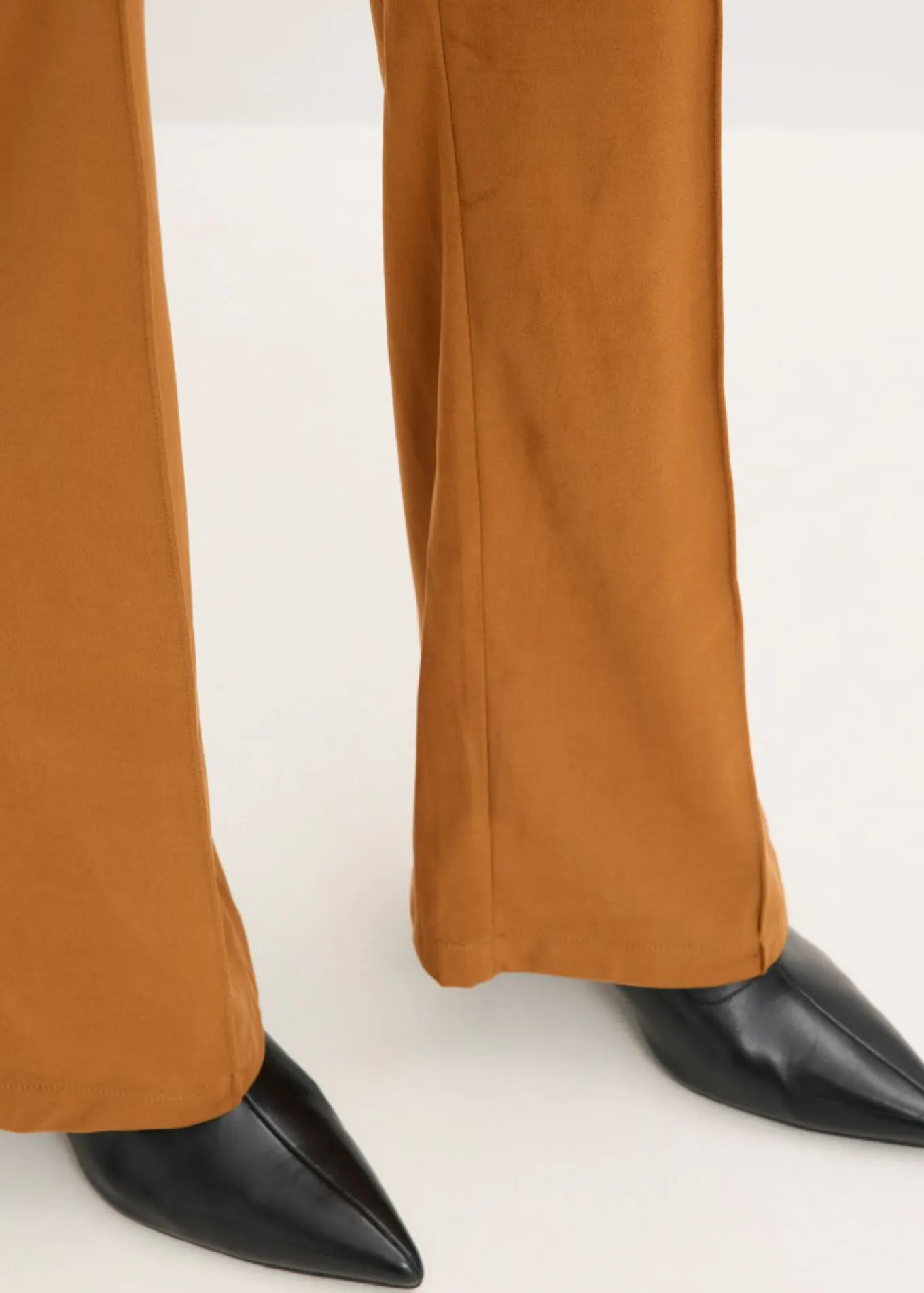 Pantalón acampanado de ante sintético