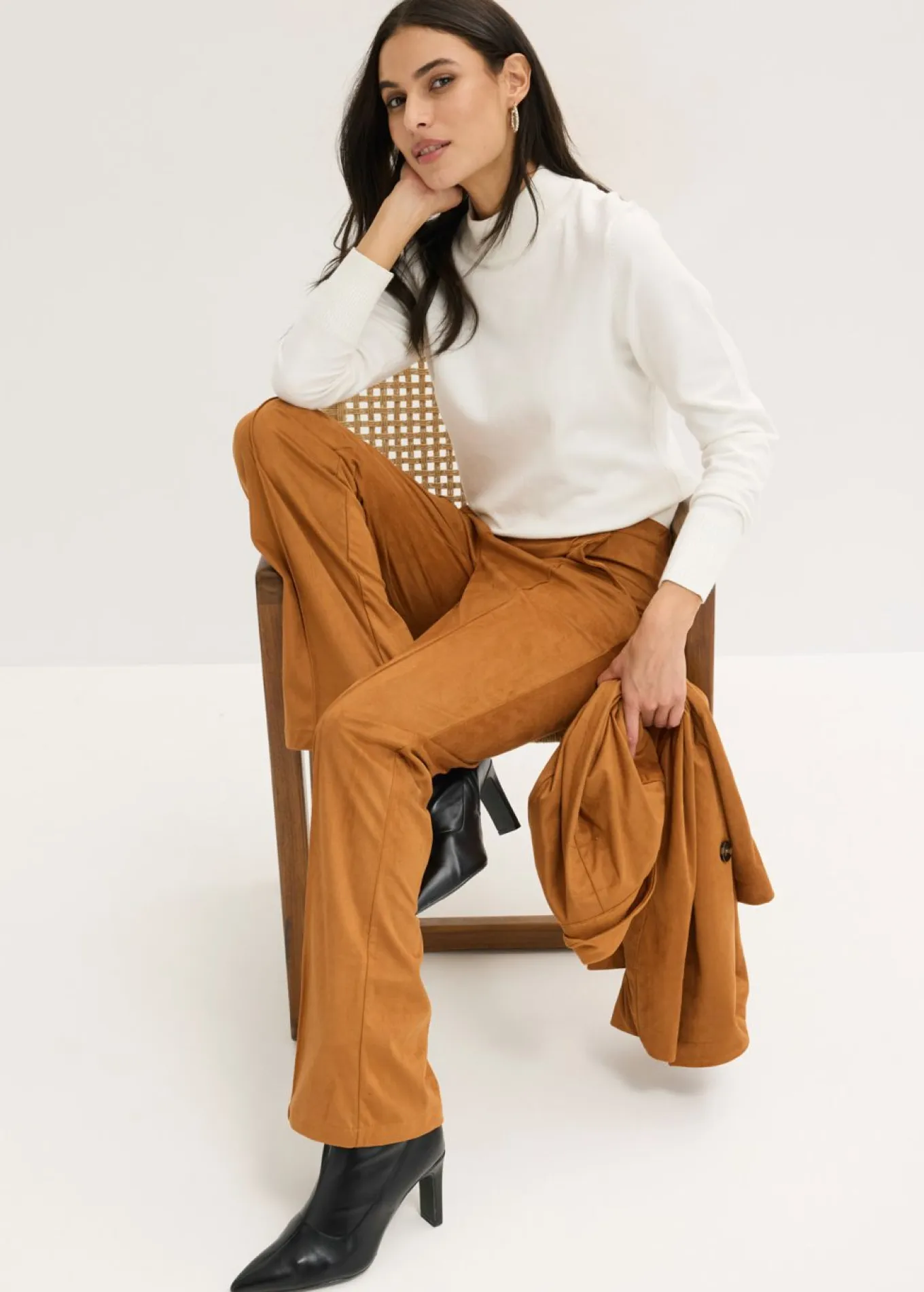 Pantalón acampanado de ante sintético