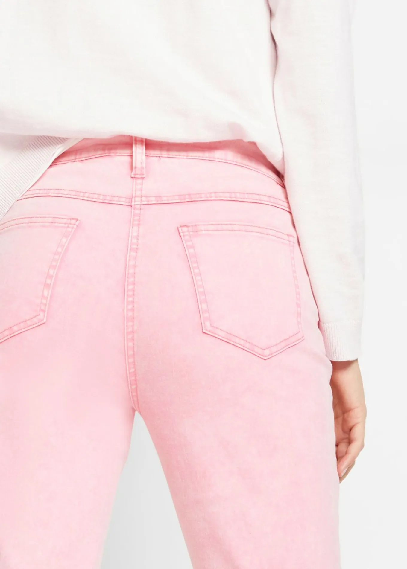 Pantalón acortado de sarga con aspecto desgastado