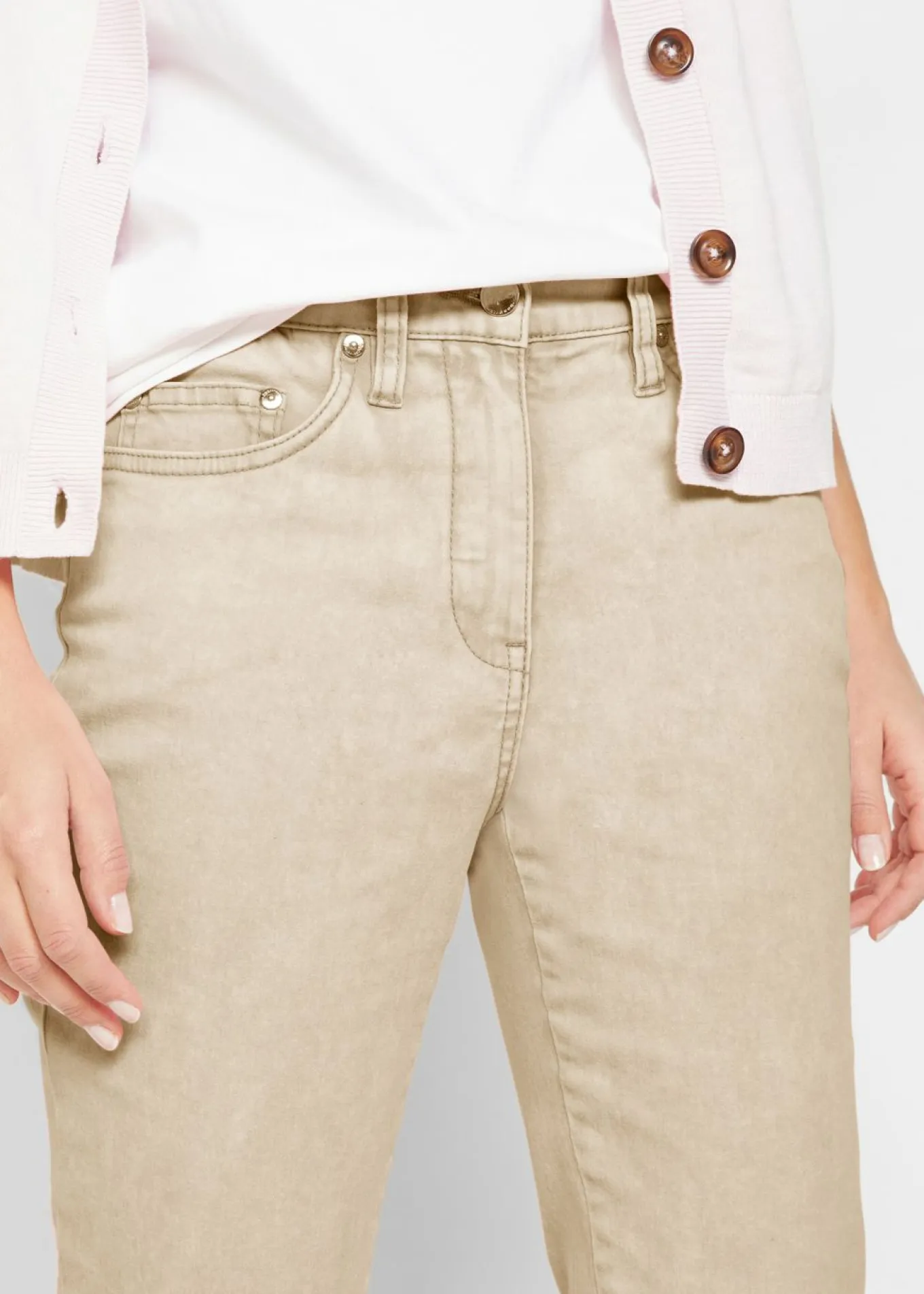 Pantalón acortado de sarga con aspecto desgastado