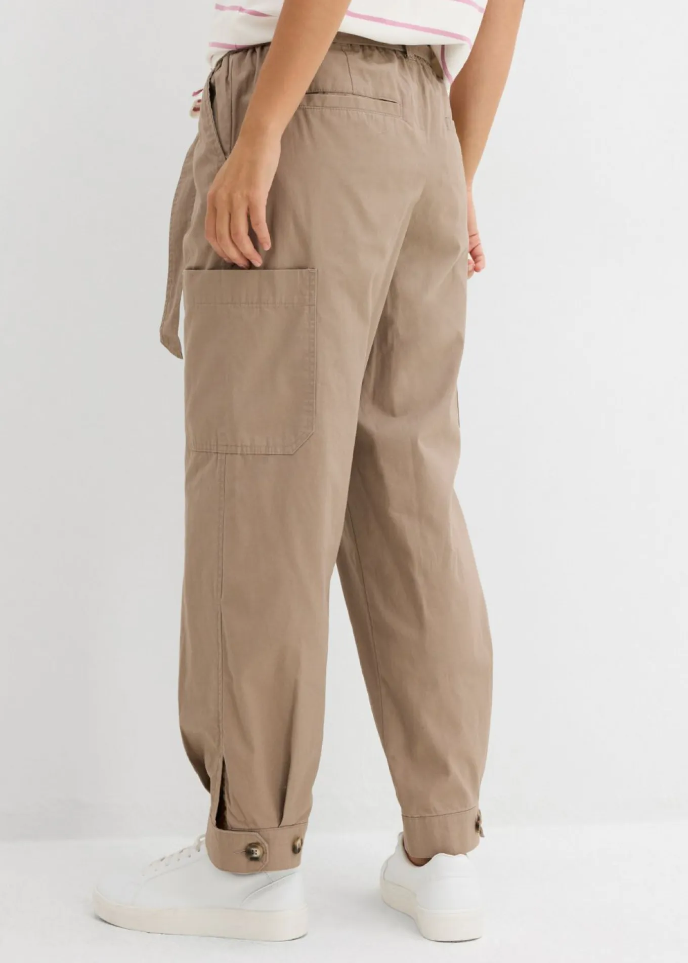 Pantalón acortado tipo cargo