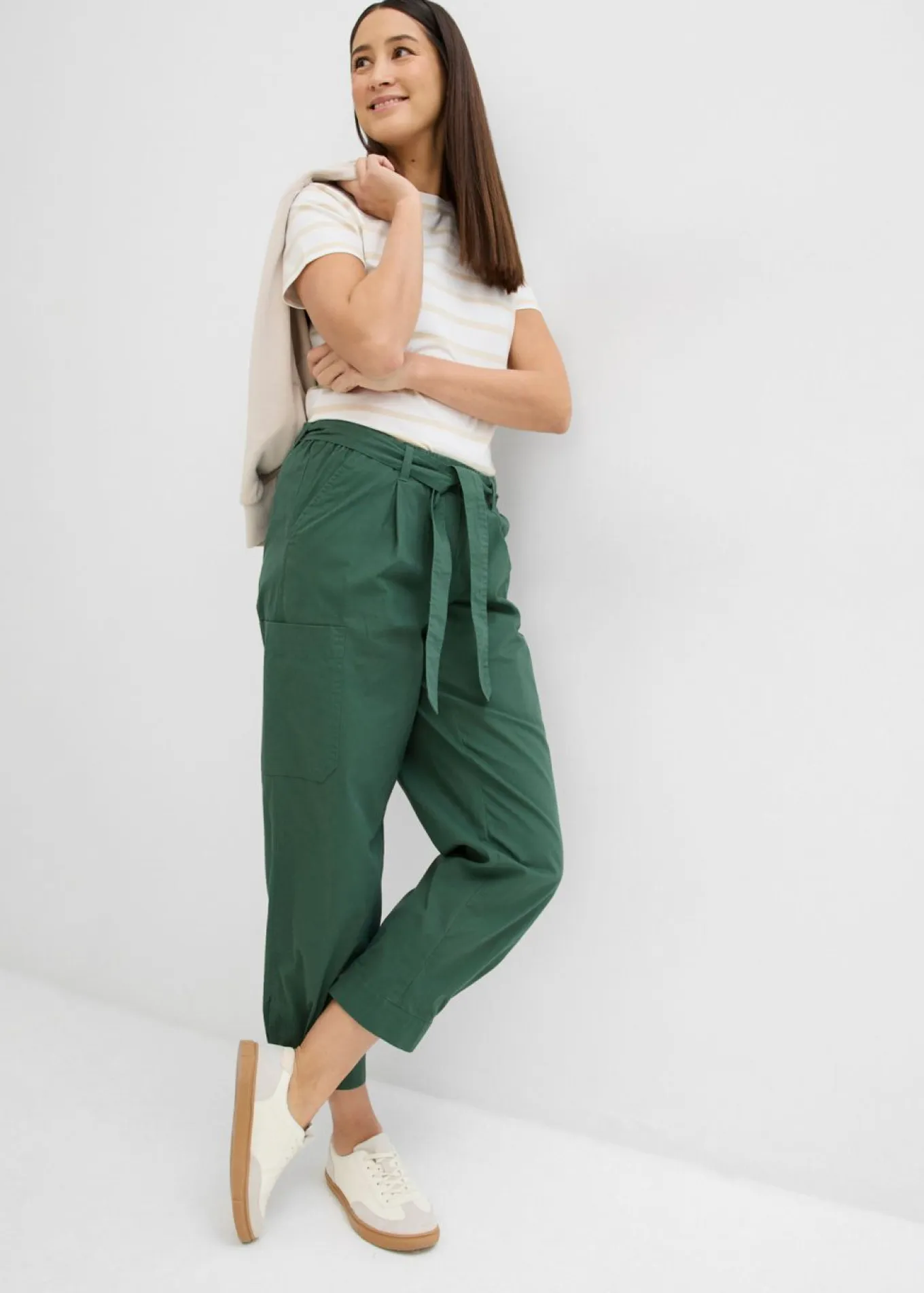 Pantalón acortado tipo cargo