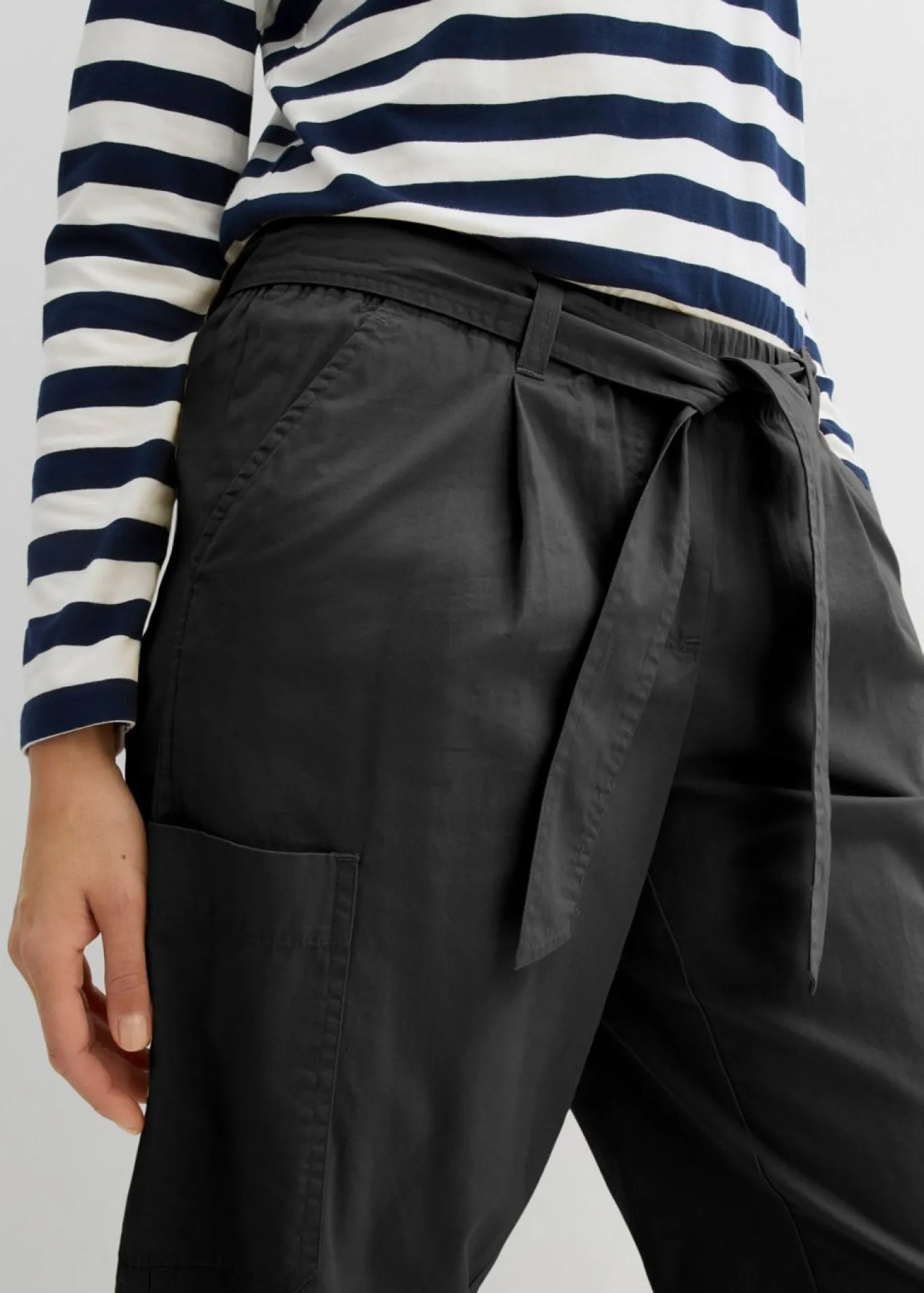Pantalón acortado tipo cargo