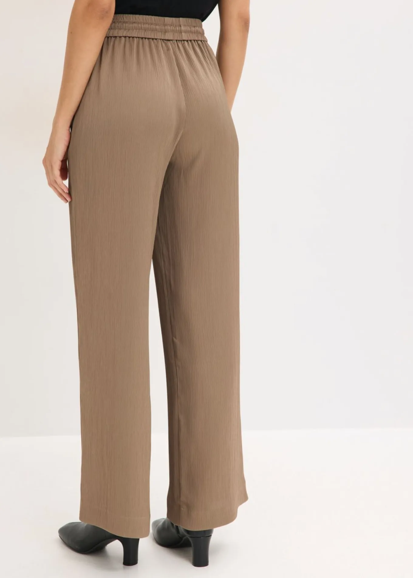Pantalón ancho con cinturilla cómoda