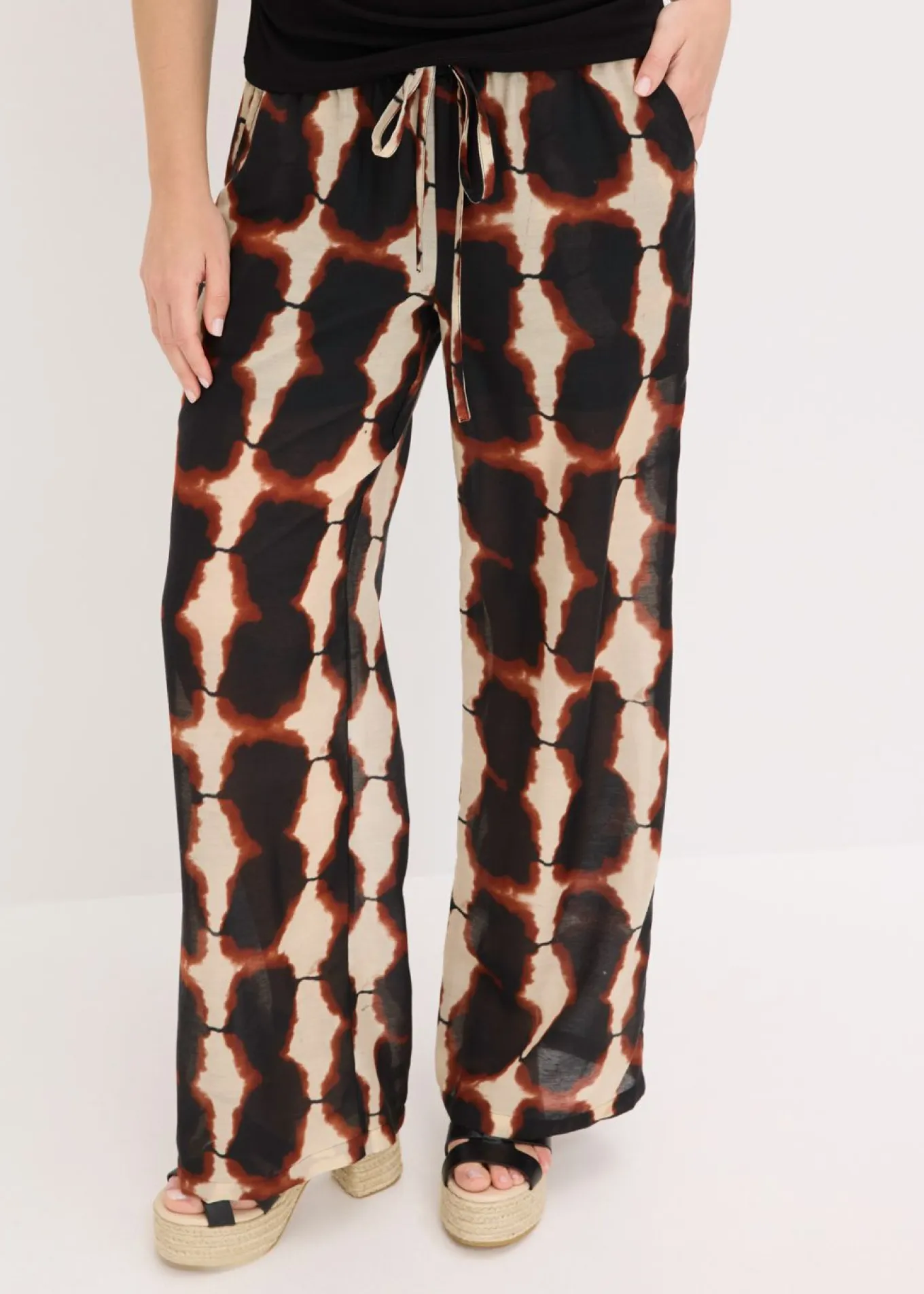 Pantalón ancho con estampado batik