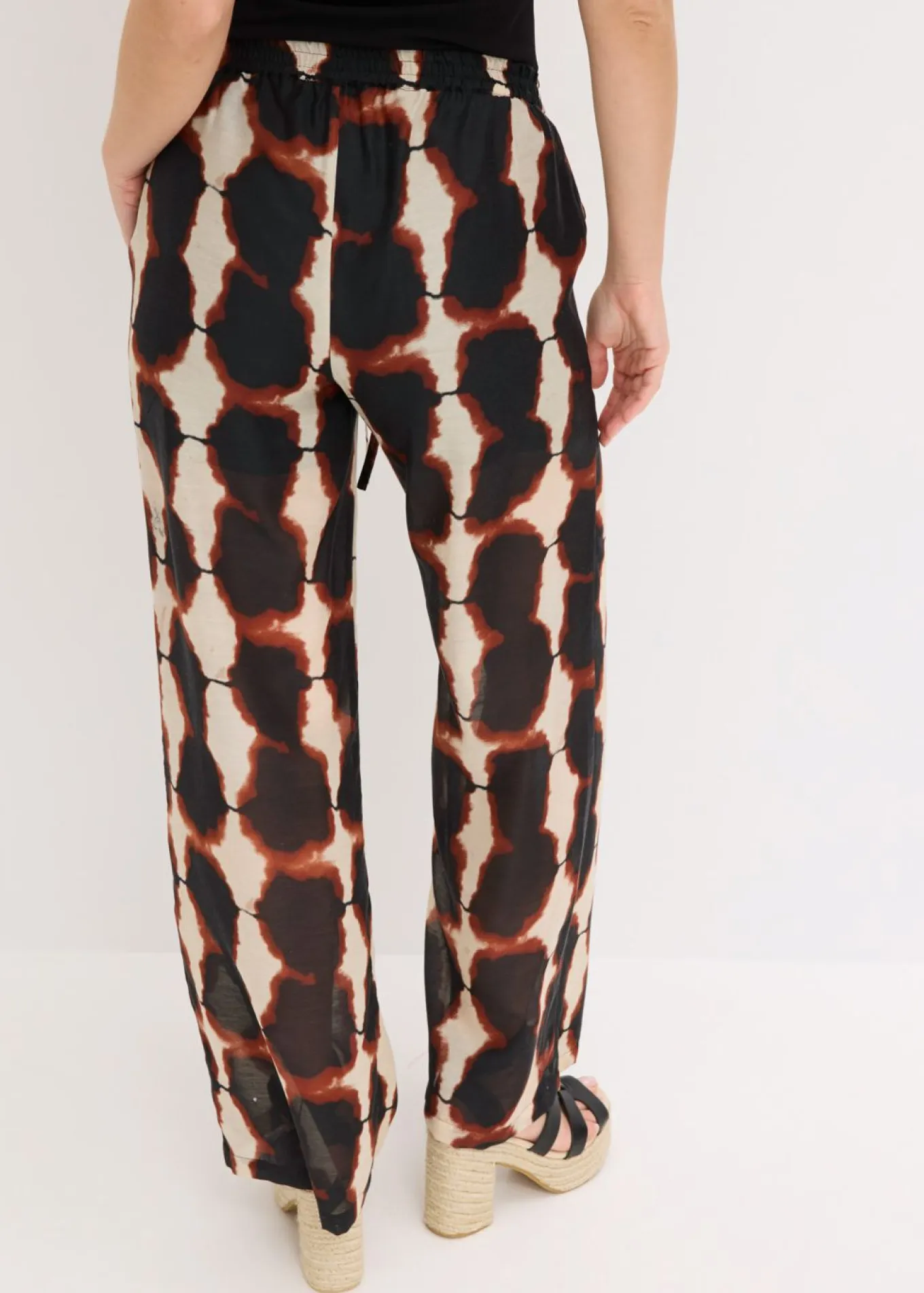 Pantalón ancho con estampado batik