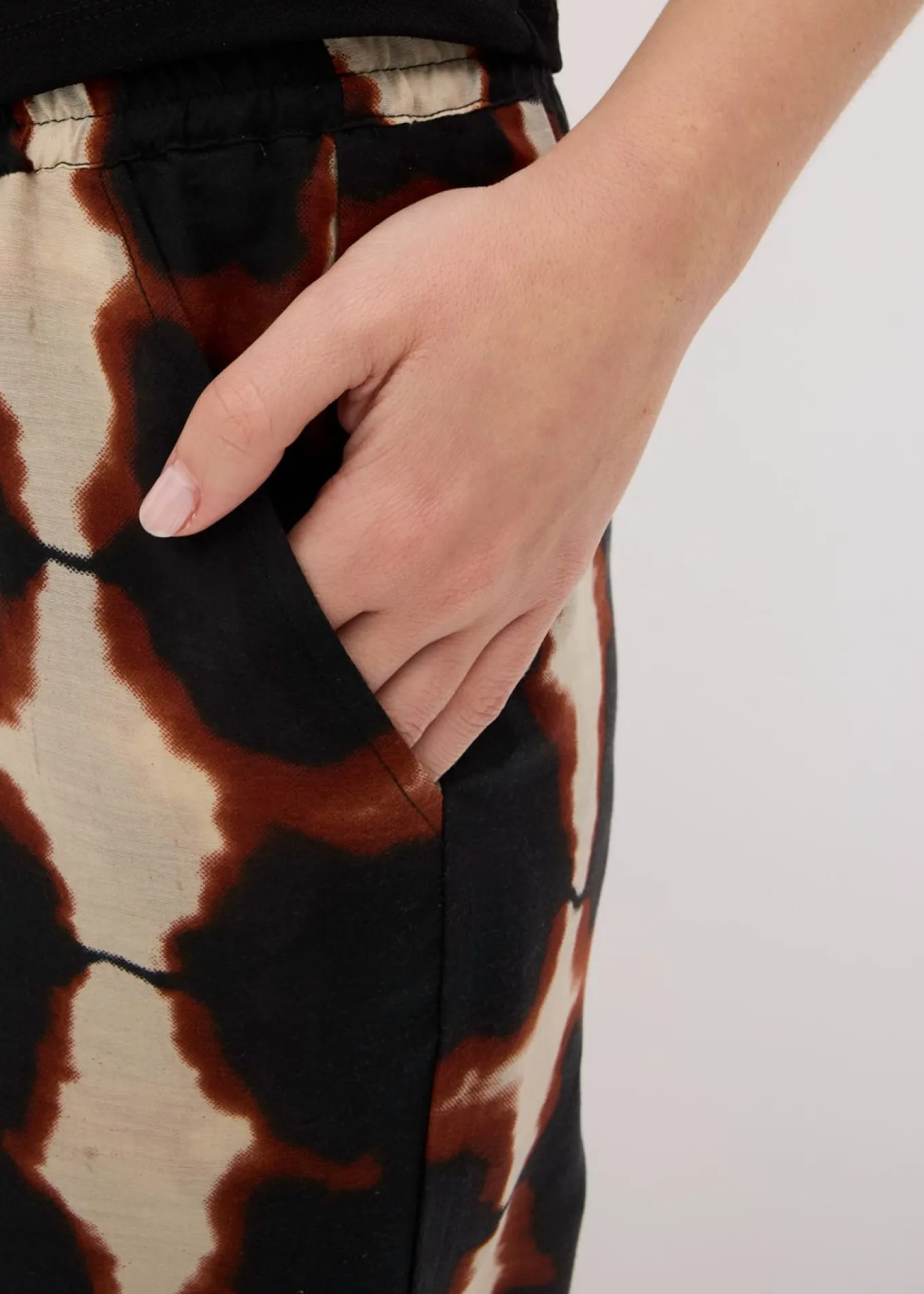 Pantalón ancho con estampado batik
