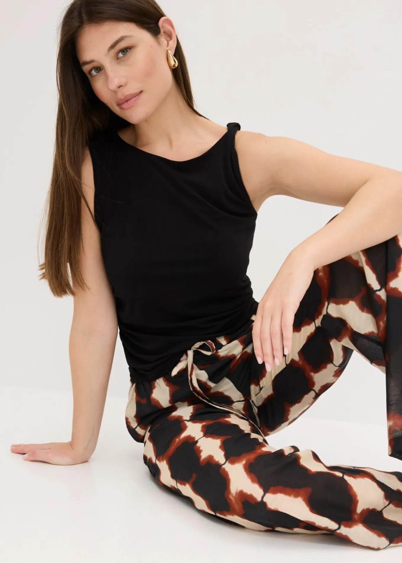 Pantalón ancho con estampado batik