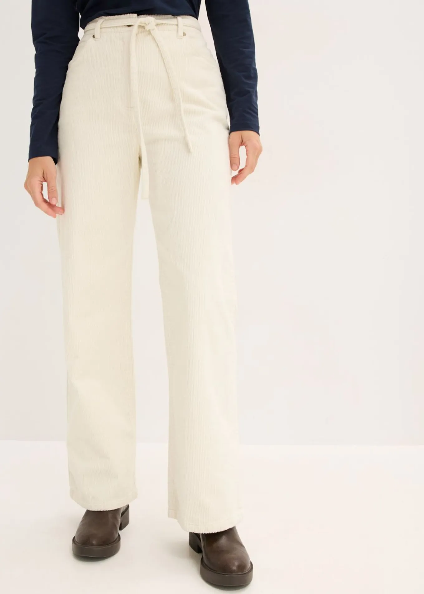 Pantalón ancho de pana con cinturón