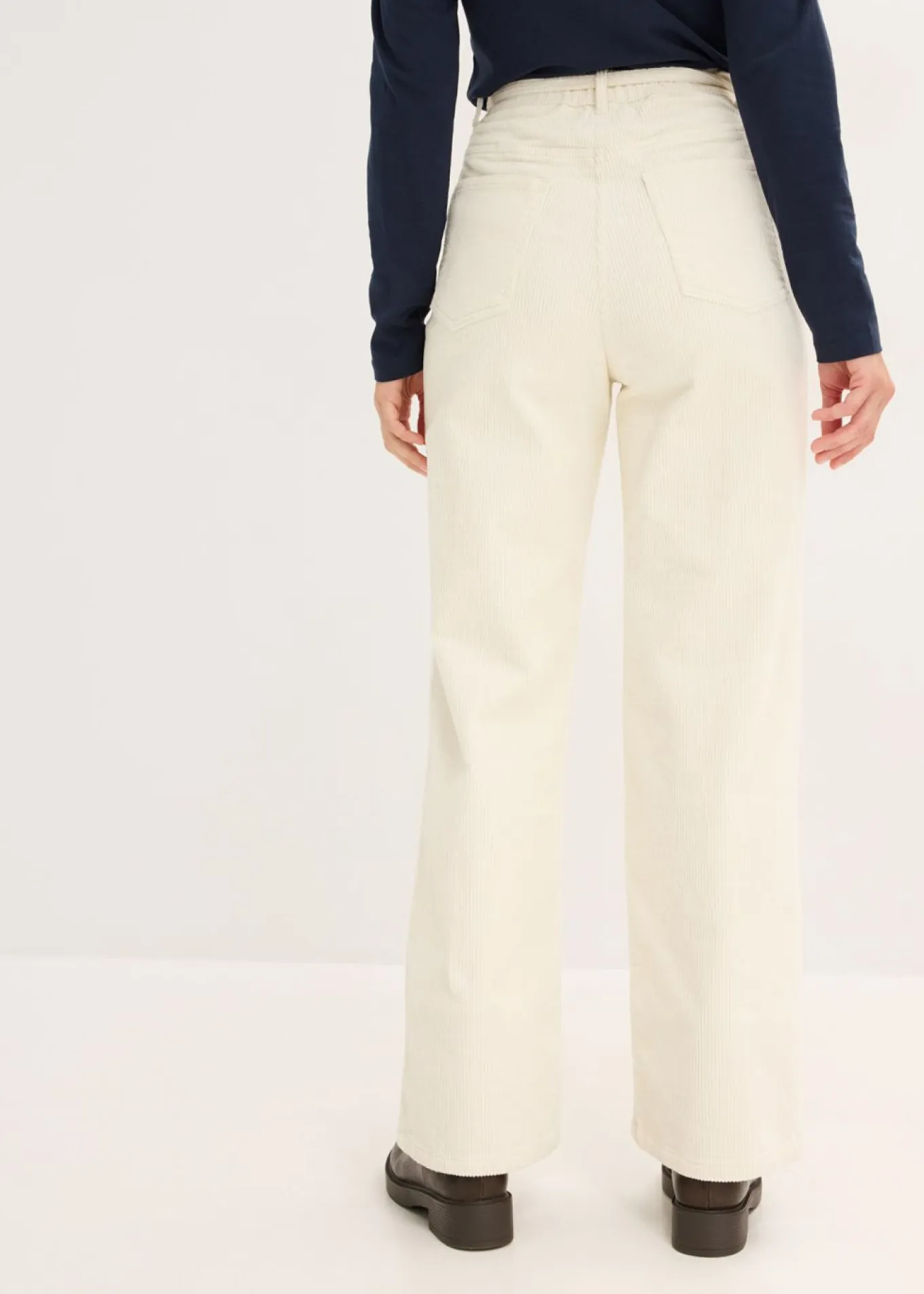 Pantalón ancho de pana con cinturón