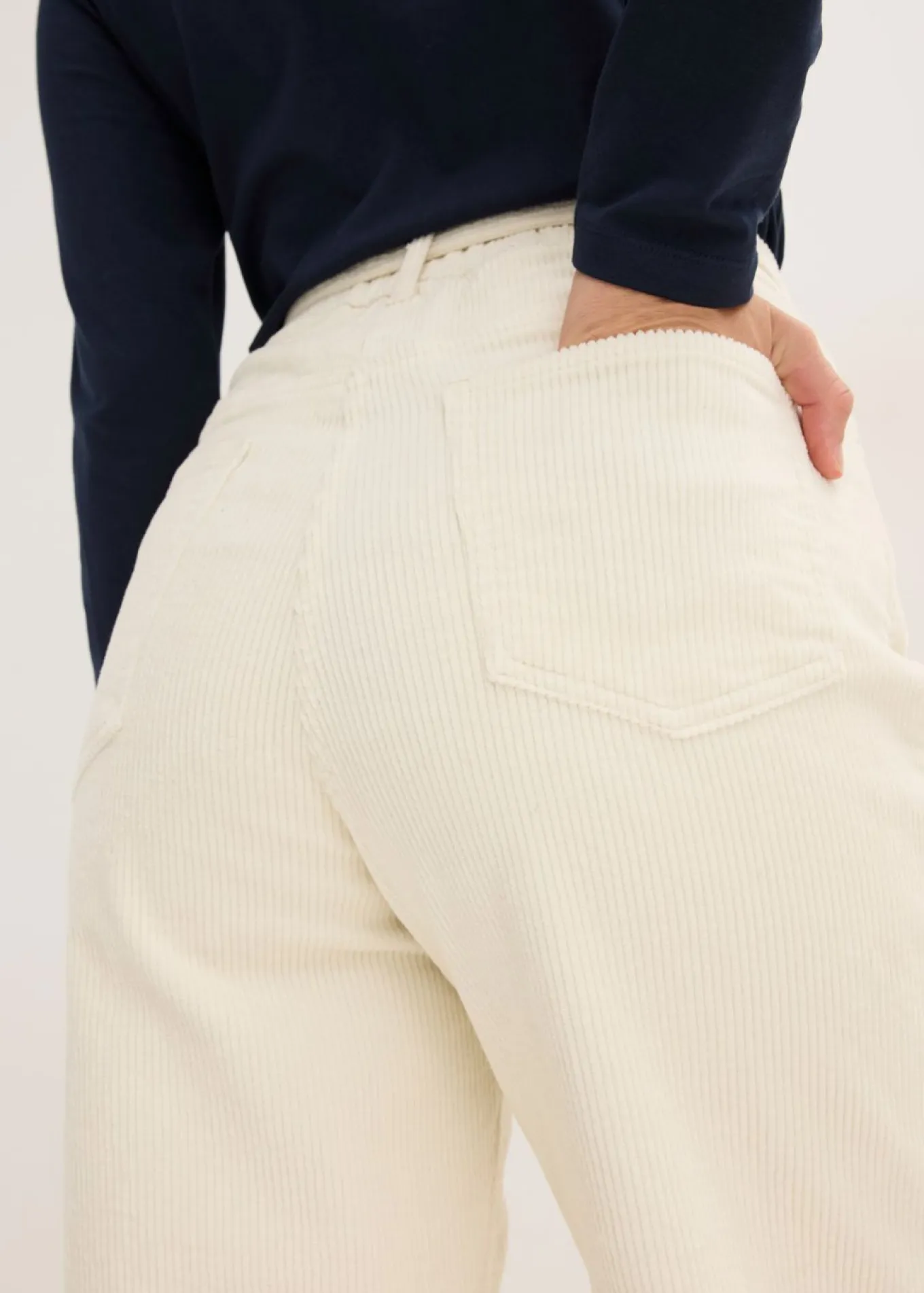 Pantalón ancho de pana con cinturón