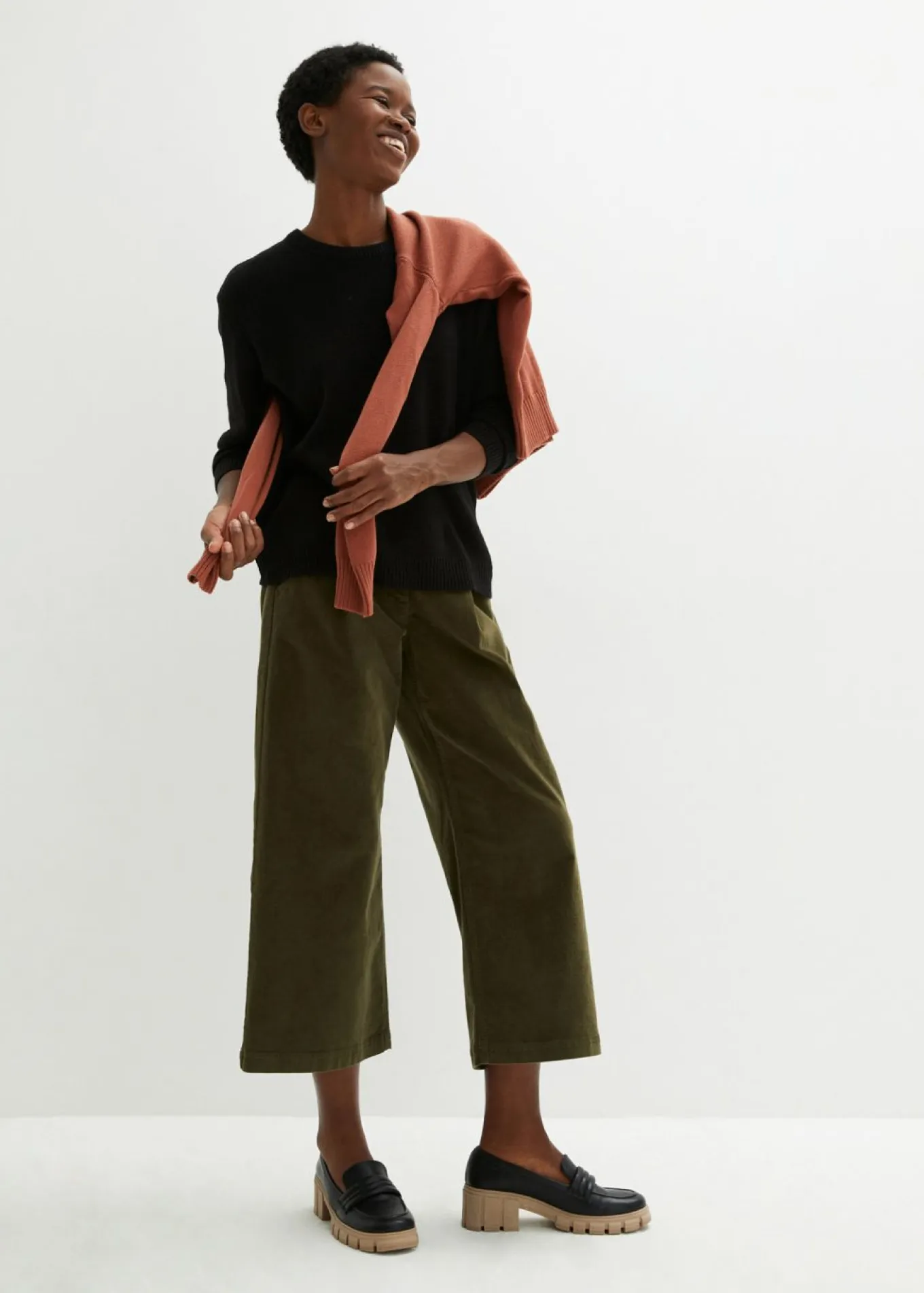 Pantalón ancho de pana elástica con cintura cómoda high waist, largo 7/8