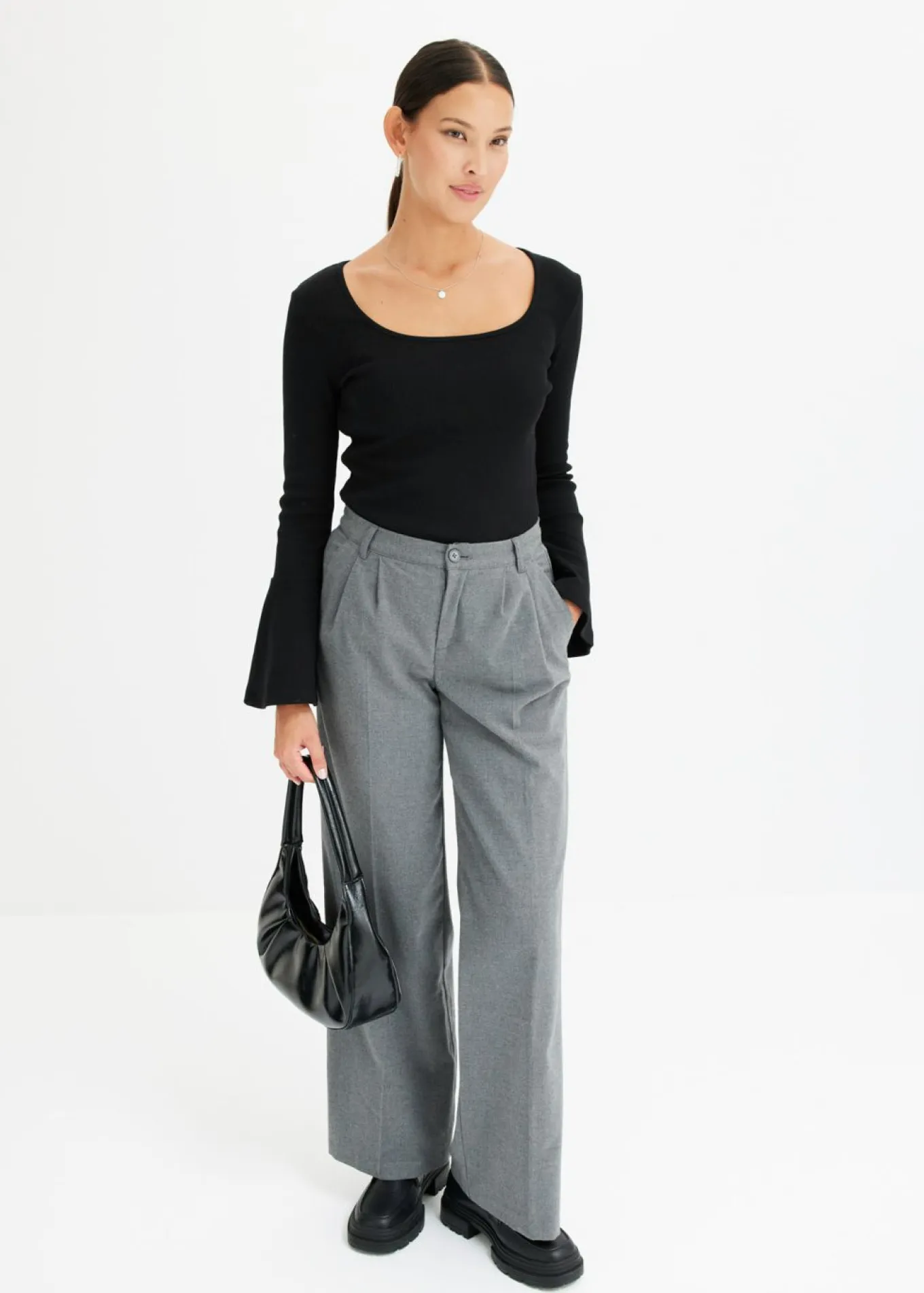 Pantalón ancho de pliegues
