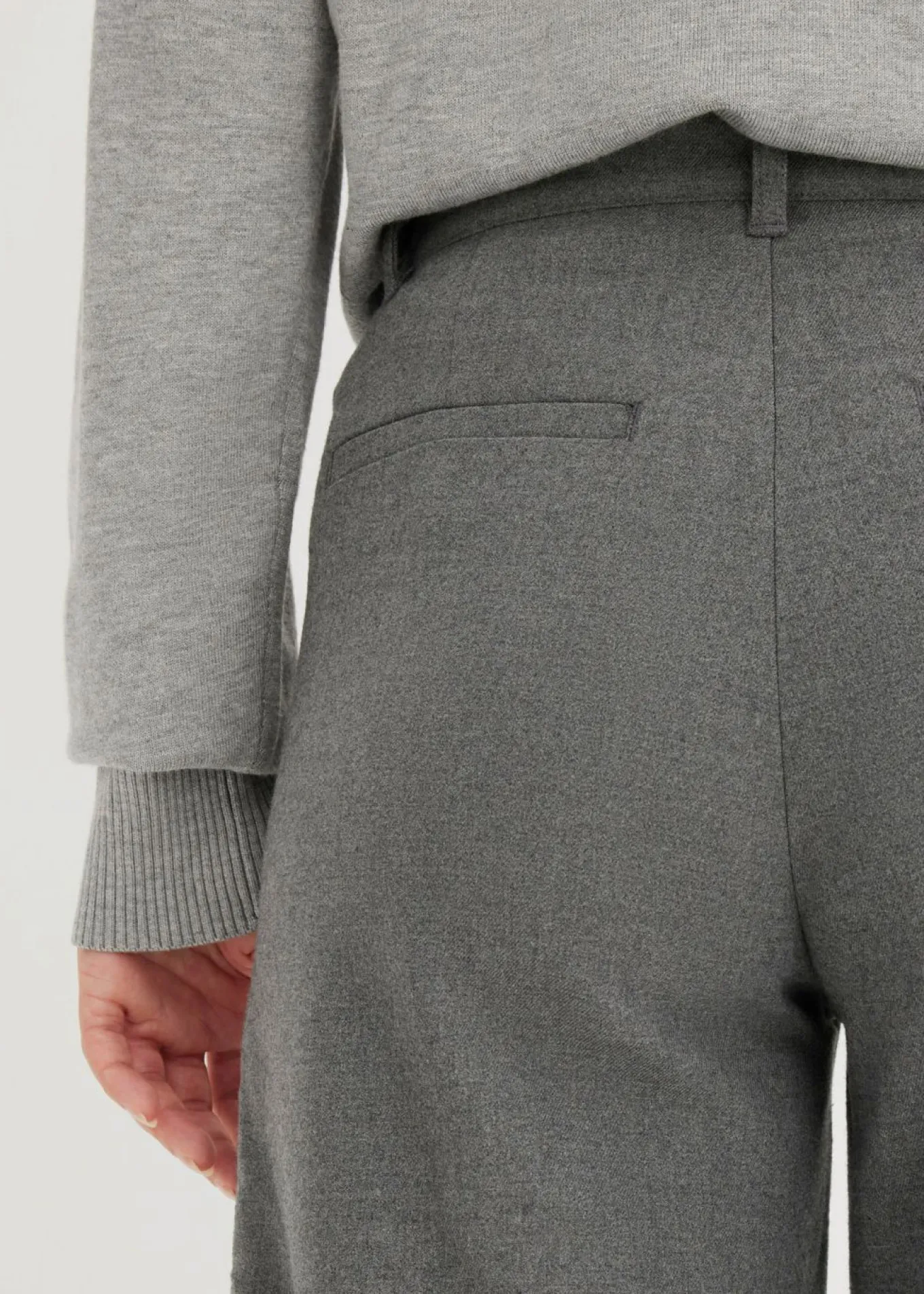 Pantalón ancho de pliegues