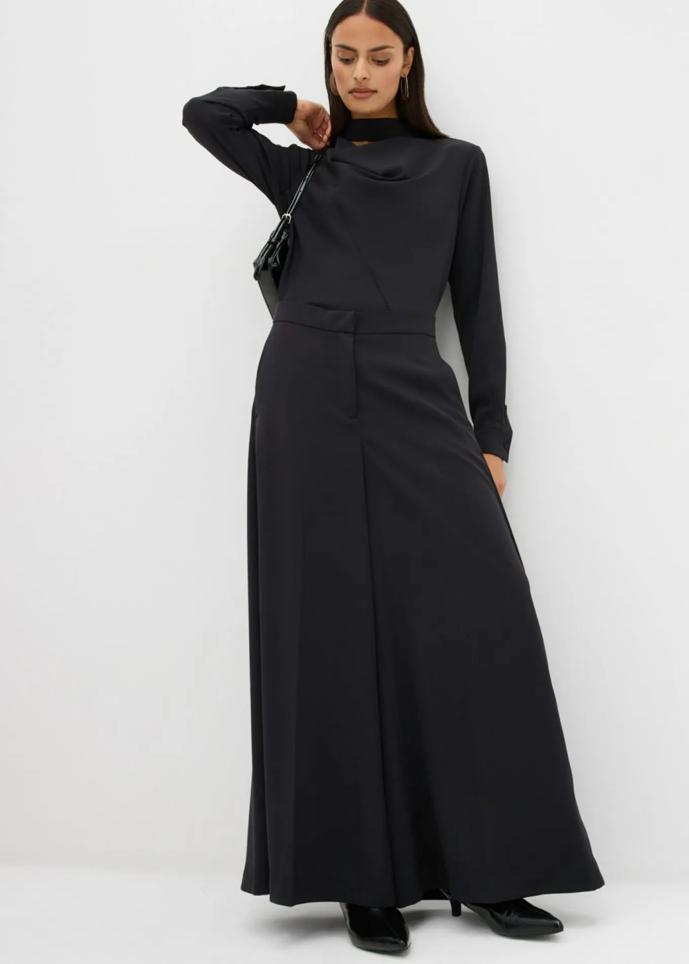 Pantalón ancho y fluido con cinturilla cómoda