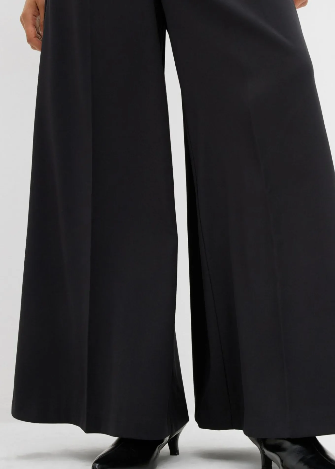 Pantalón ancho y fluido con cinturilla cómoda