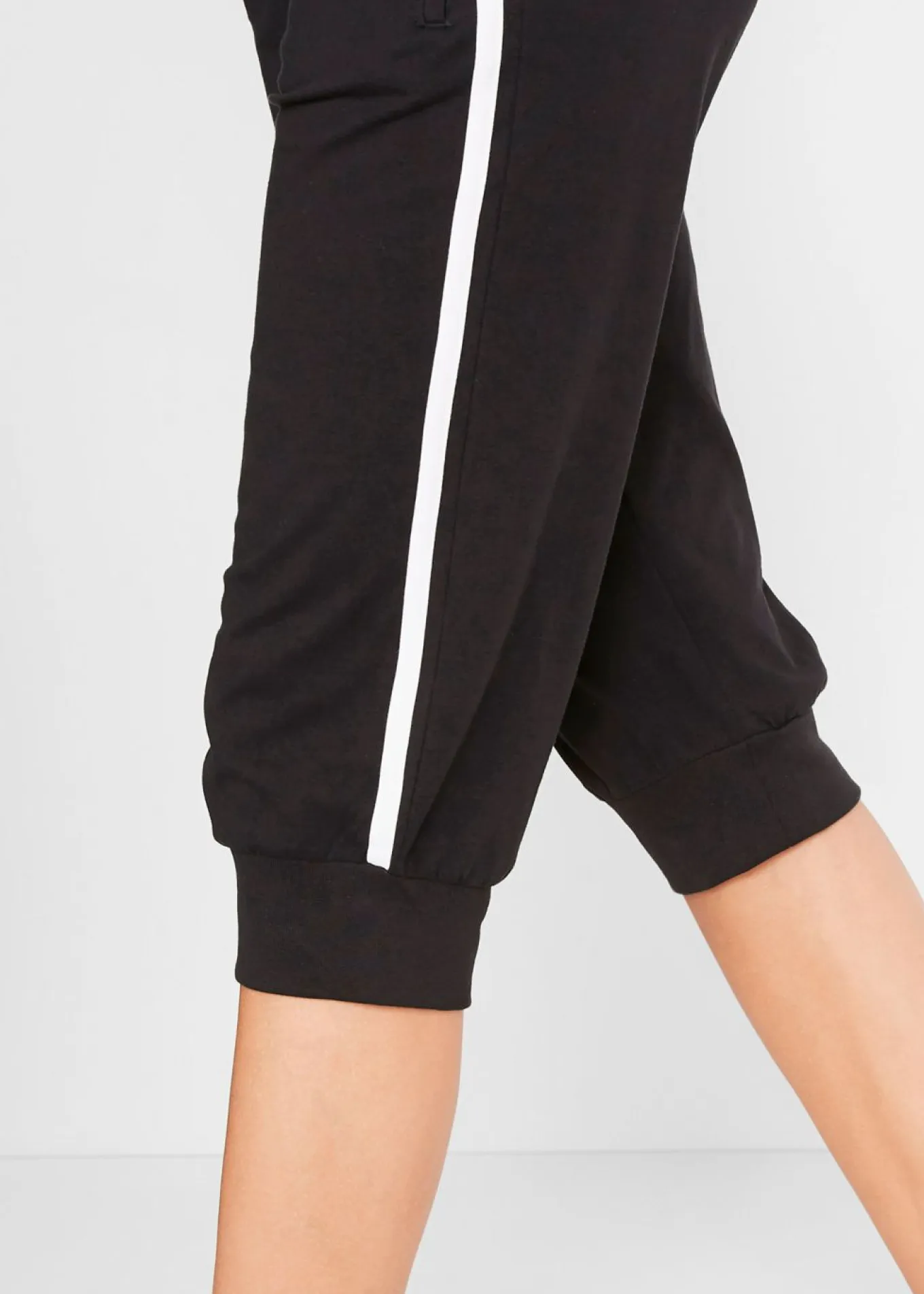 Pantalón bombacho elástico y deportivo de largo 3/4
